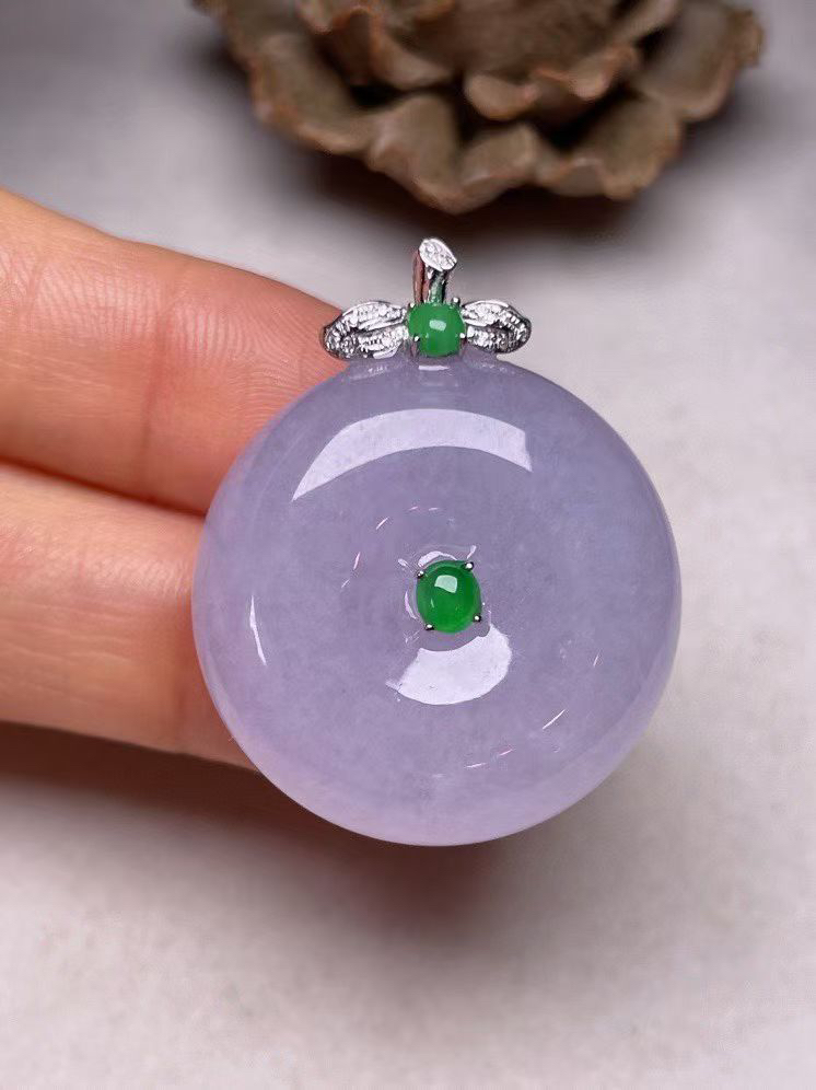 冰糯种淡紫罗兰平安扣吊坠、真金真钻镶嵌，种水好，玉质细腻 .裸石尺寸26.5