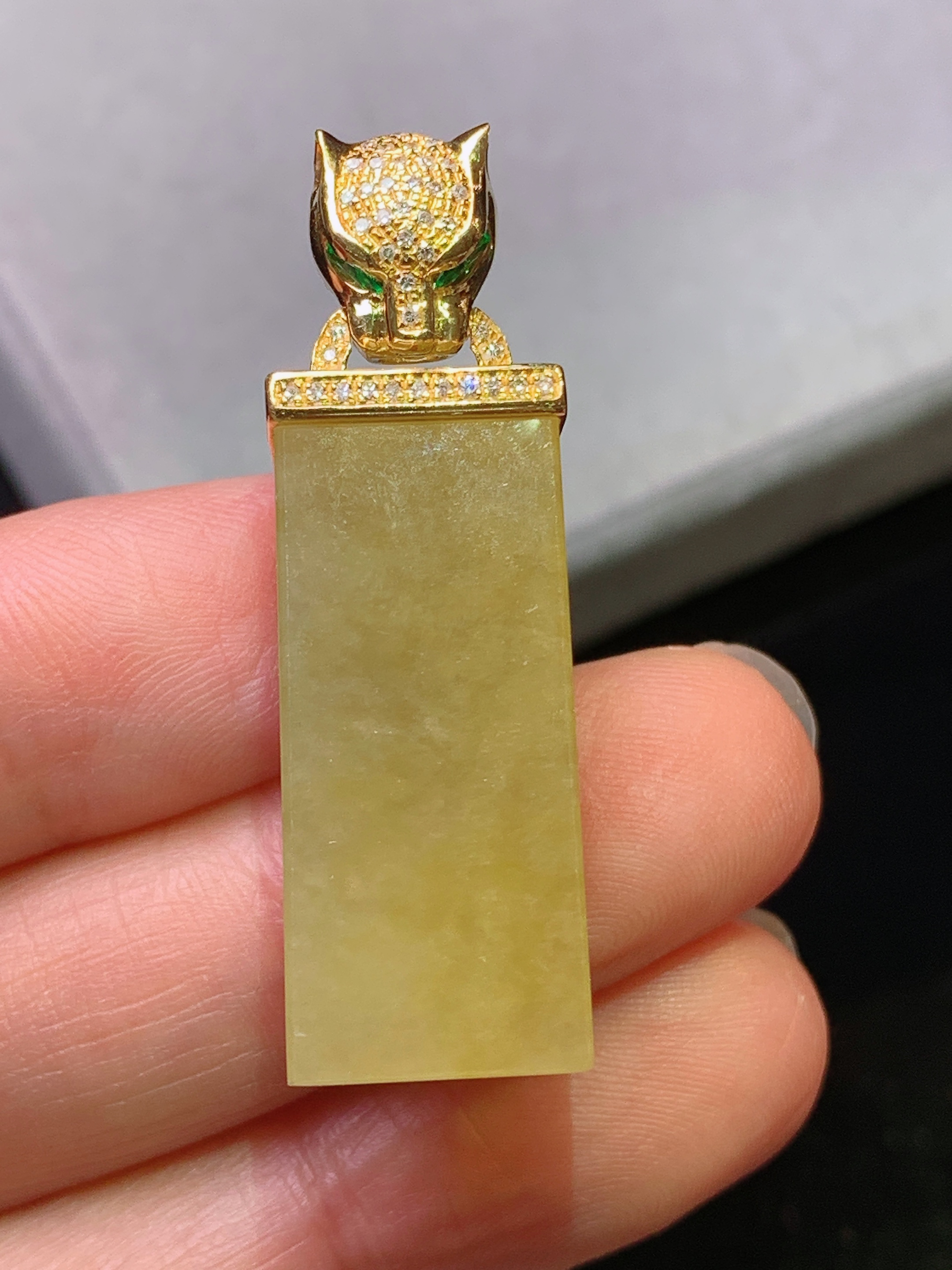 18k金钻镶嵌黄翡无事牌吊坠 玉质细腻 色泽艳丽清新 水润亮眼 整体尺寸38.2*11.8*10.2b1