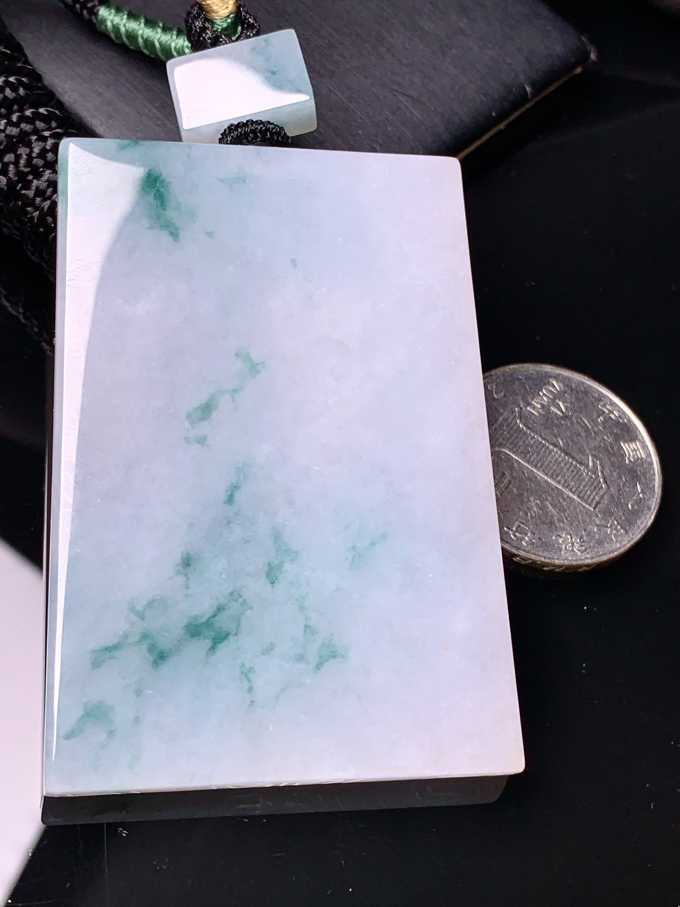 飘绿无事牌吊坠 玉质细腻 色泽艳丽清新 水润亮眼 整体尺寸63*43.8*6w1