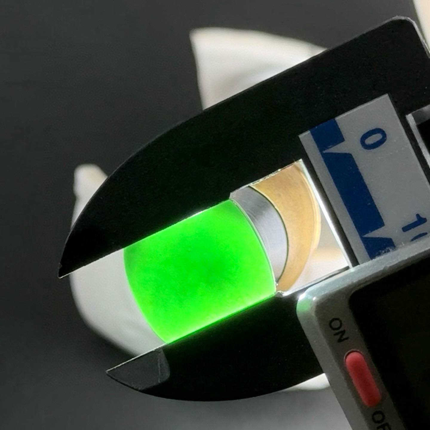 精品墨翠马鞍裸石戒面 种好色正 黑度极好 打灯通透 油性十足 尺寸15.2