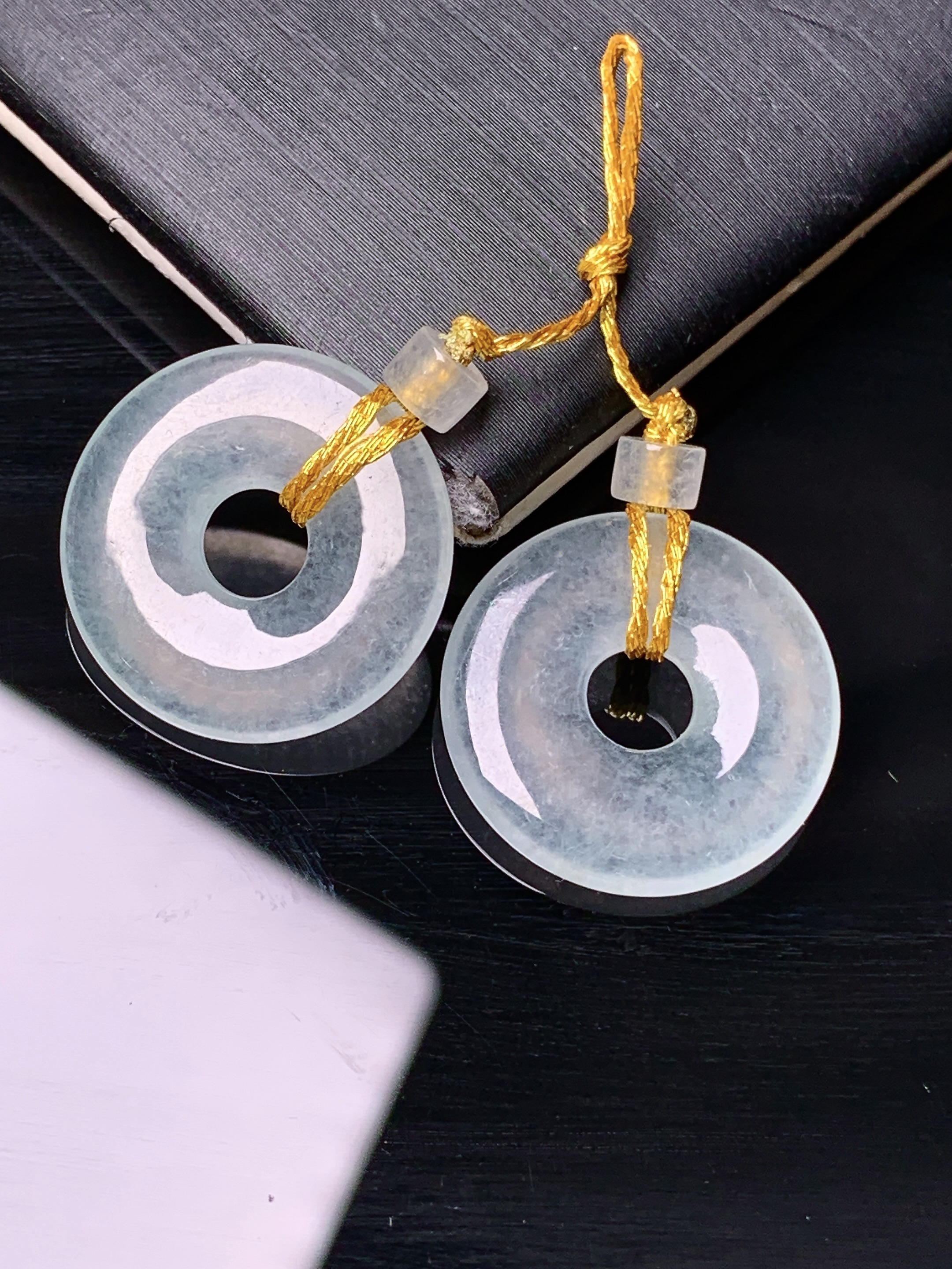 冰种平安环一对 玉质细腻 色泽艳丽清新 水润亮眼 整体尺寸18.2*2.6*j2