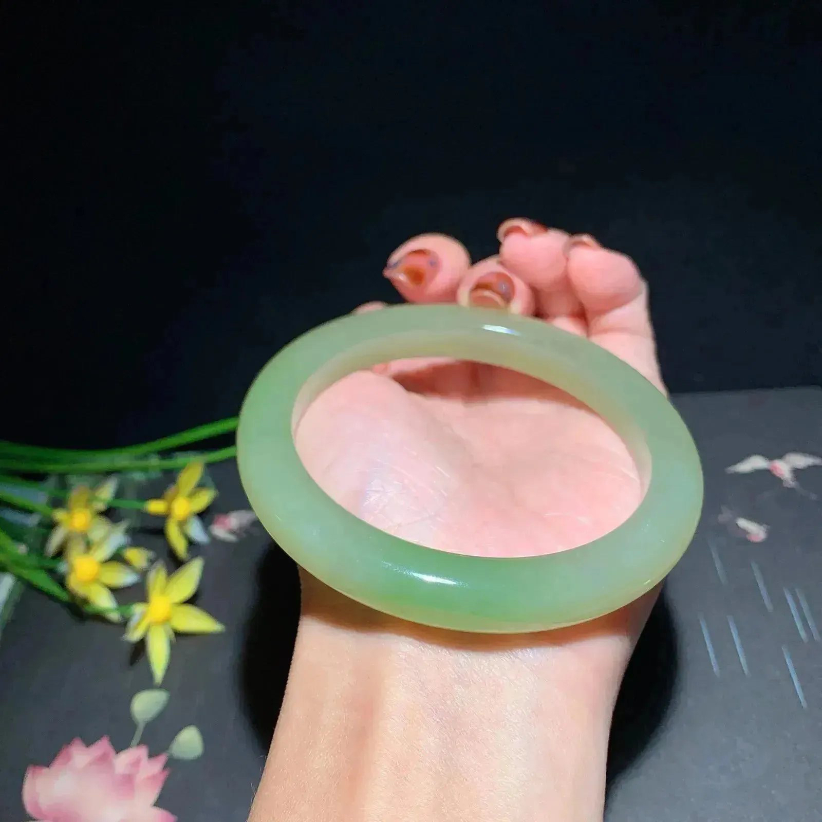 和田玉62.5圈翠青手镯！少见大圈口翠手镯，玉质细腻油润 底色纯净 无裂无黑 脂粉好，品质高