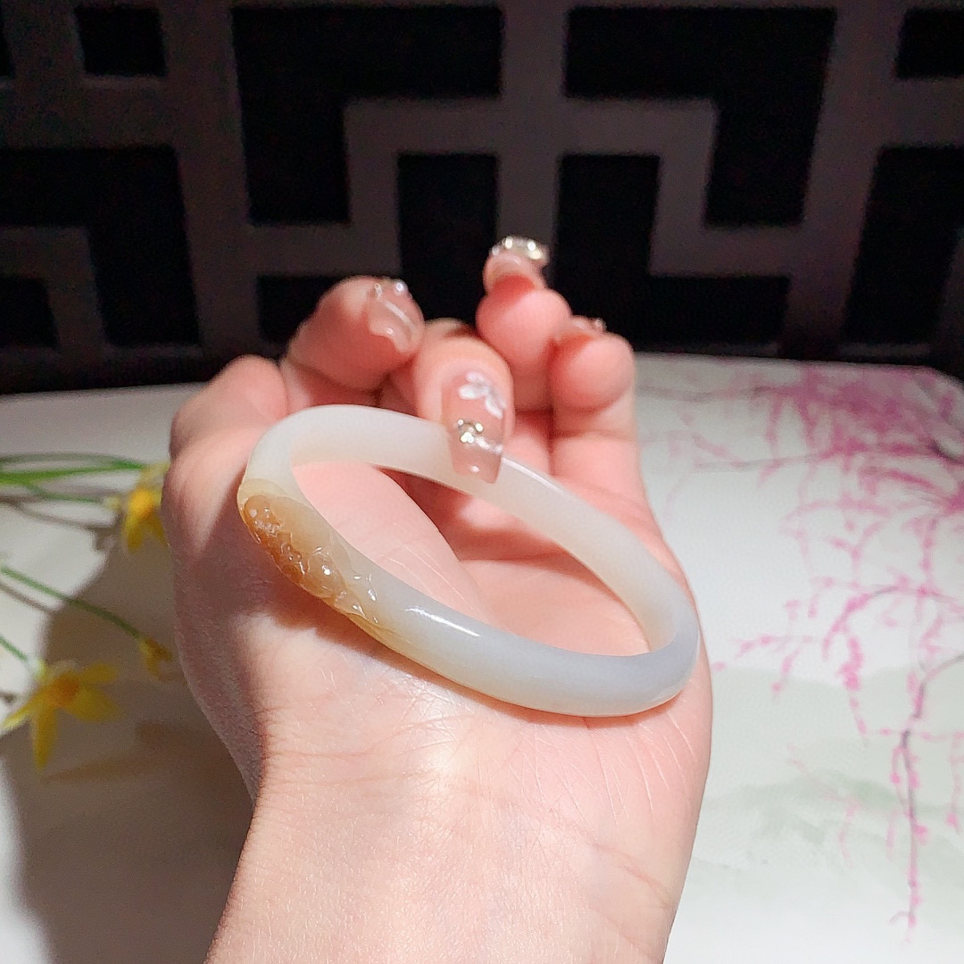 和田玉49圈口且末糖料雕花手镯！贵妃手镯，内径长/宽54/44玉质细腻油润 底色纯净 脂粉好，品质高