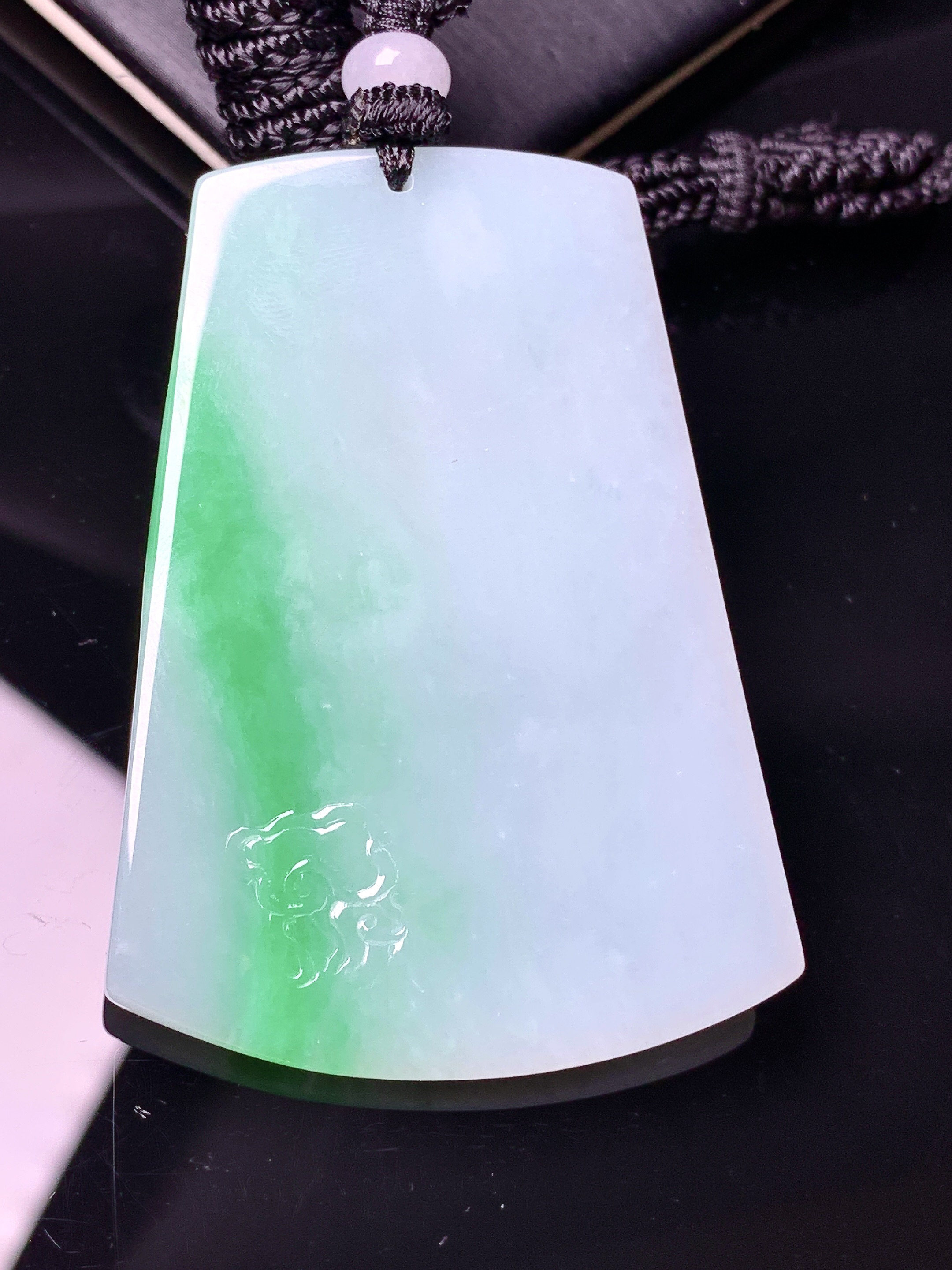 飘绿观音菩萨吊坠 玉质细腻 色泽艳丽清新 水润亮眼 整体尺寸56.2*40.2*4.3w1