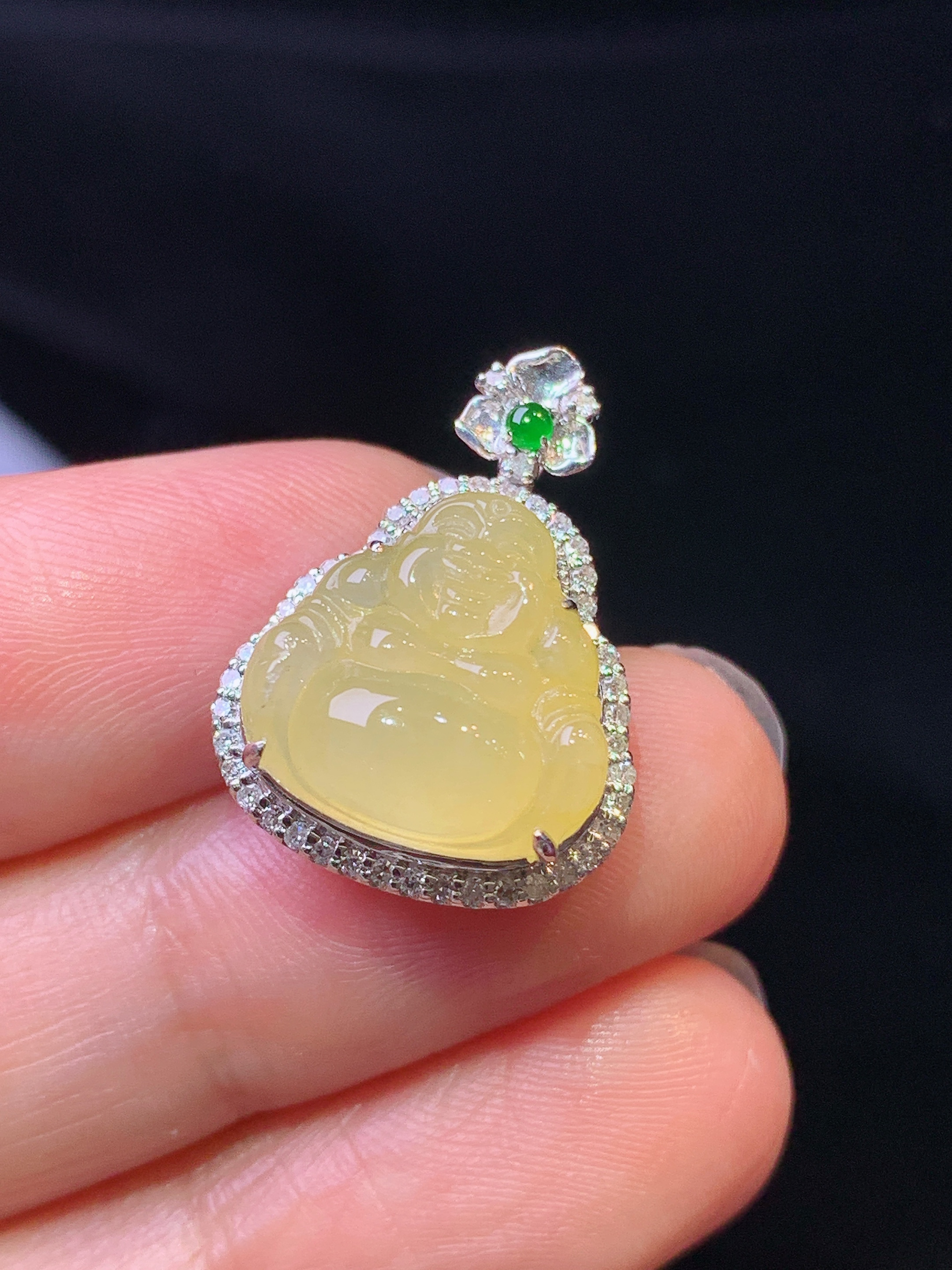 18k金钻镶嵌黄翡佛系公吊坠 玉质细腻 色泽艳丽清新 水润亮眼 整体尺寸22*15.5*10.2z2