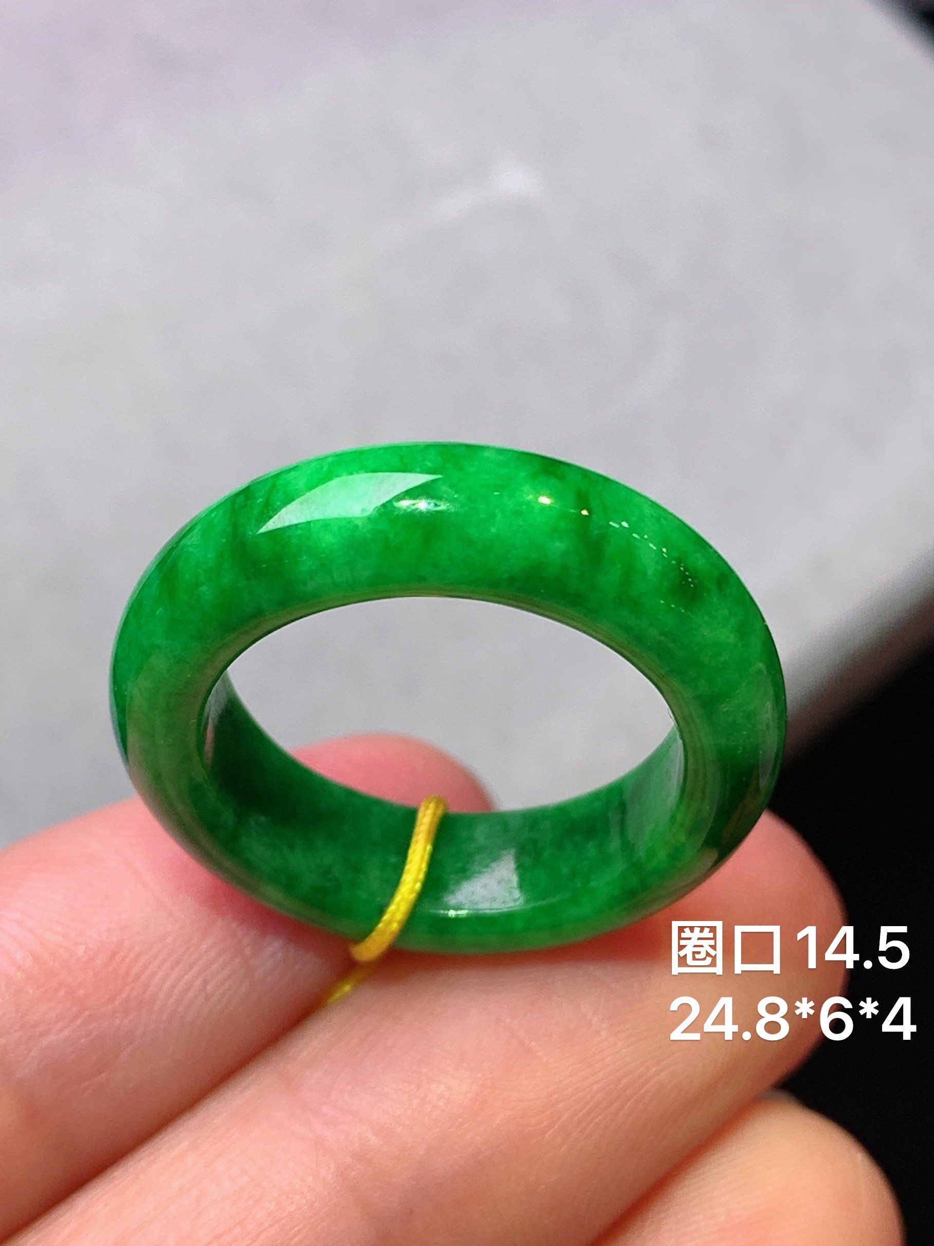 辣绿指环 玉质细腻 色泽艳丽清新 水润亮眼 圈口14.5 整体尺寸24.8*6*4b1