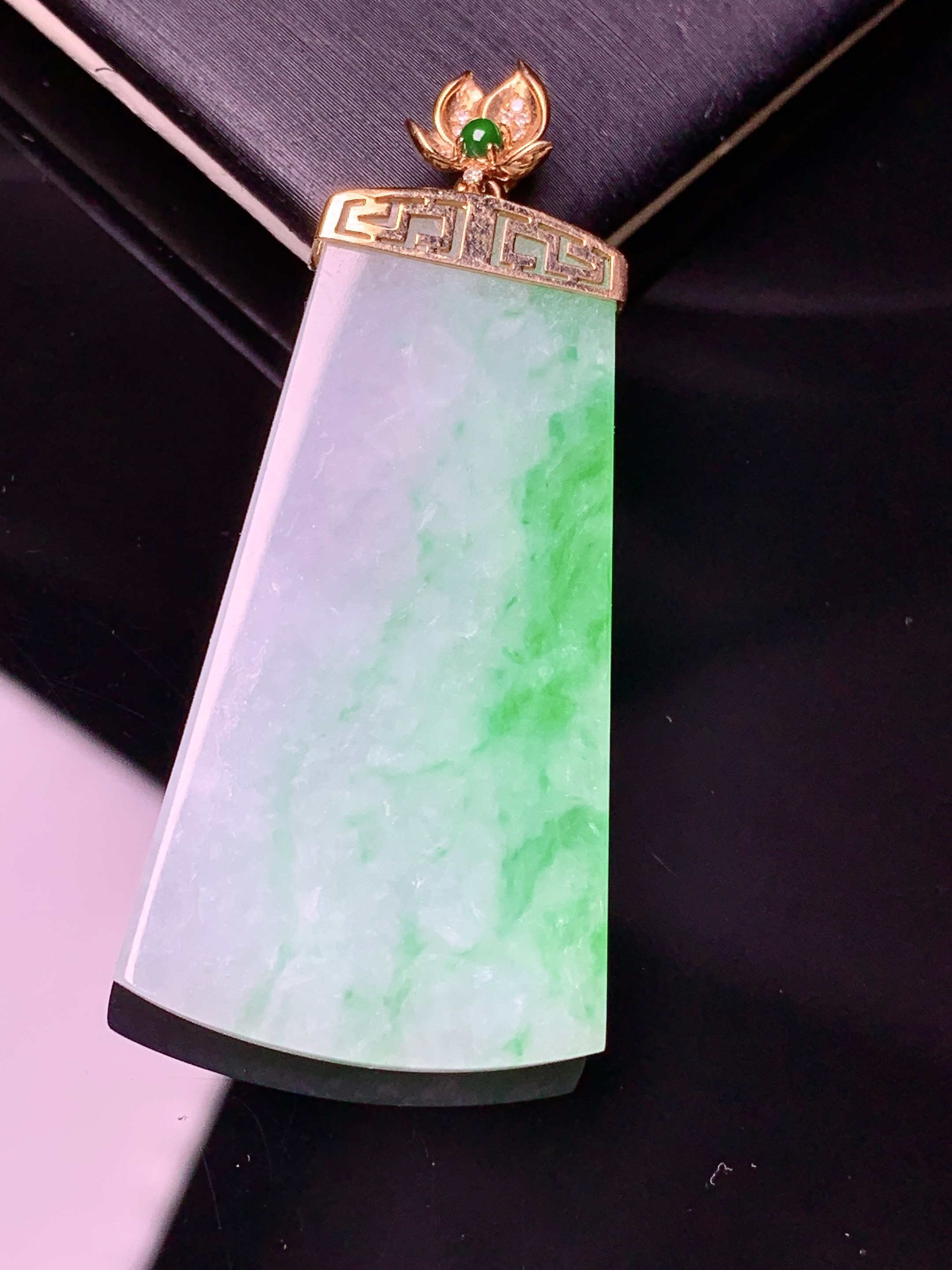 18k金钻镶嵌飘绿无事牌吊坠 玉质细腻 色泽艳丽清新 水润亮眼 整体尺寸49.8*22.5*3.5yz