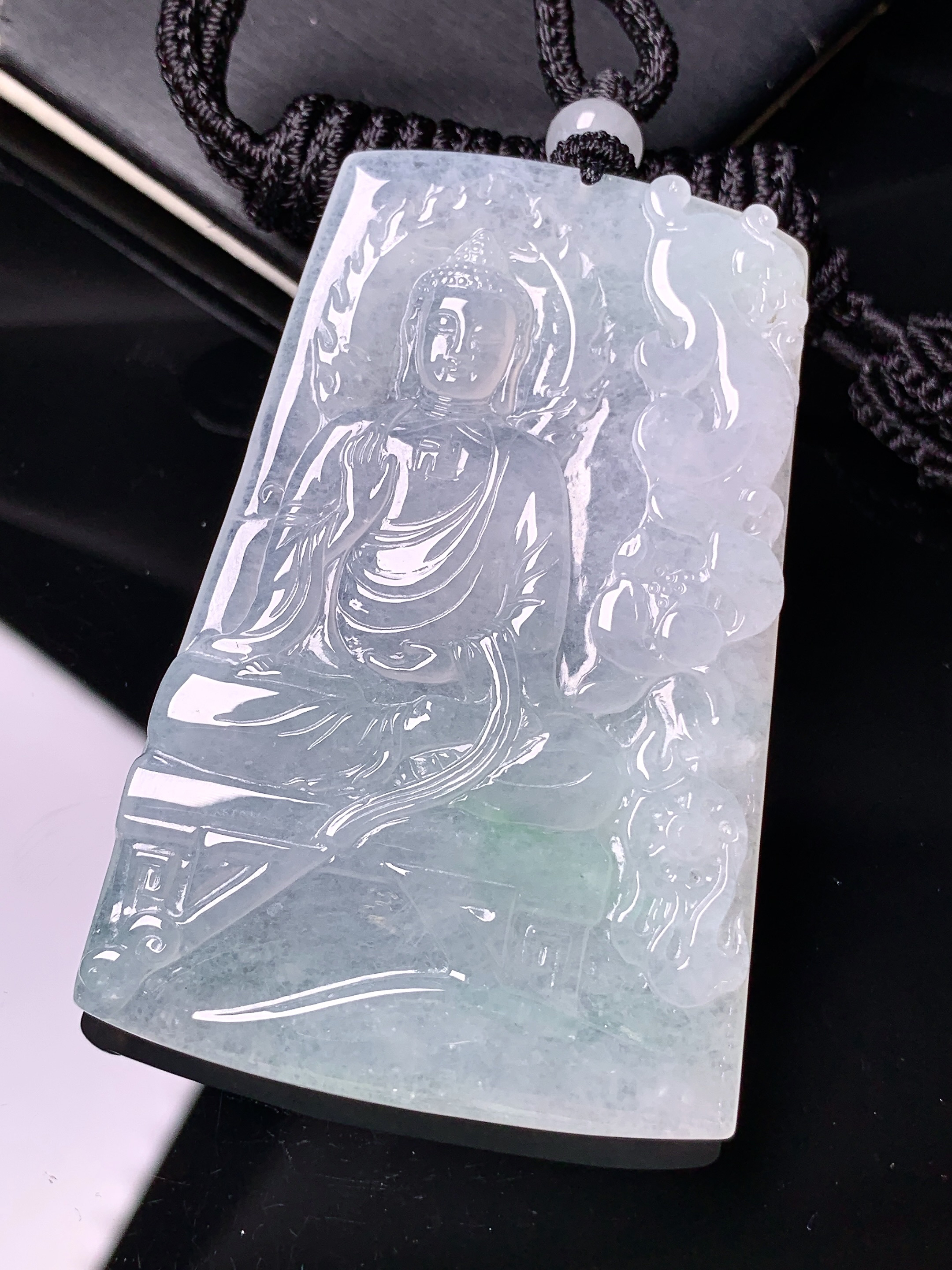 冰种飘绿大日如来佛祖吊坠 玉质细腻 色泽艳丽清新 水润亮眼 整体尺寸62.2*40.6*5.5L1