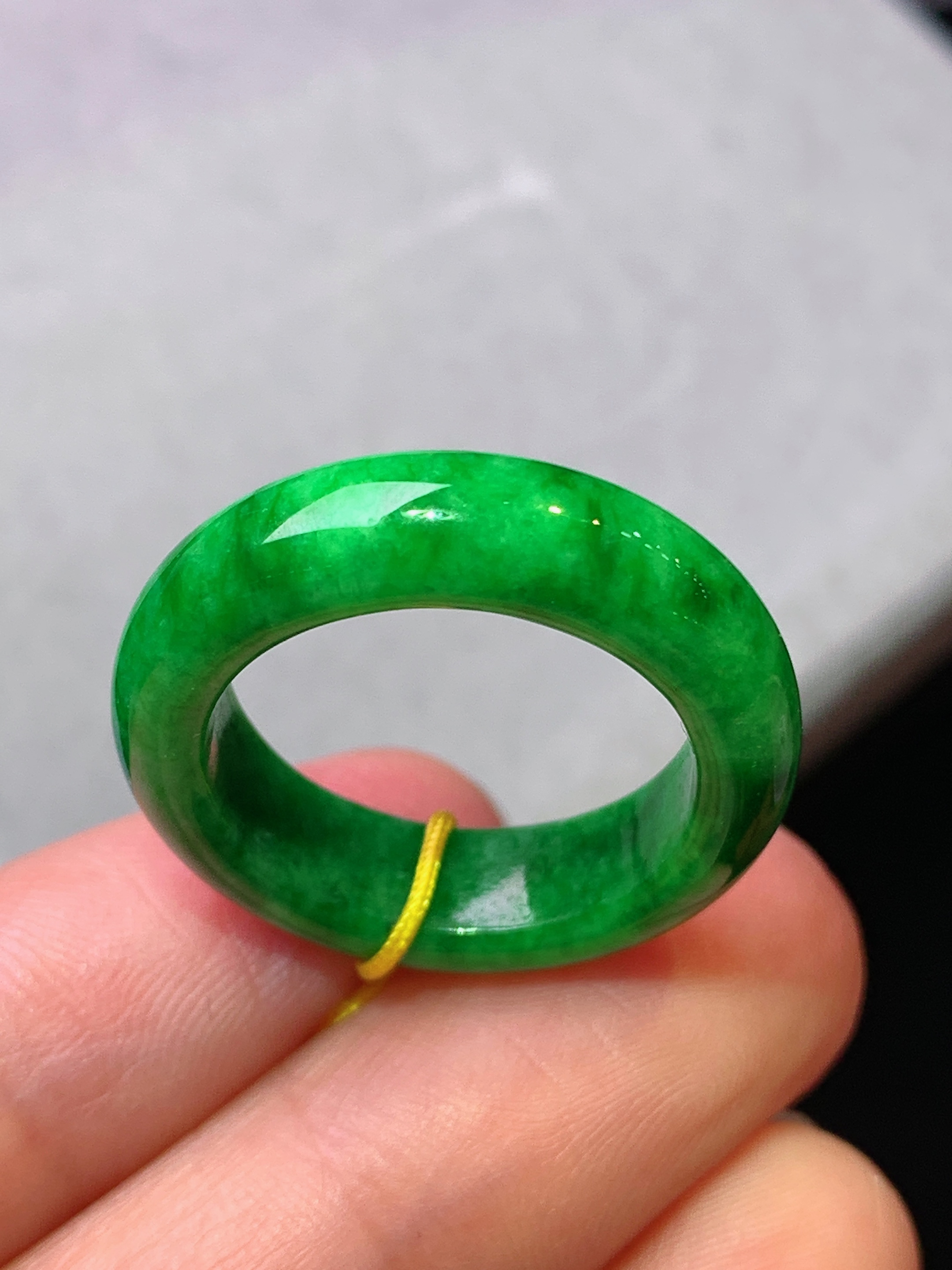 辣绿指环 玉质细腻 色泽艳丽清新 水润亮眼 圈口14.5 整体尺寸24.8*6*4b1