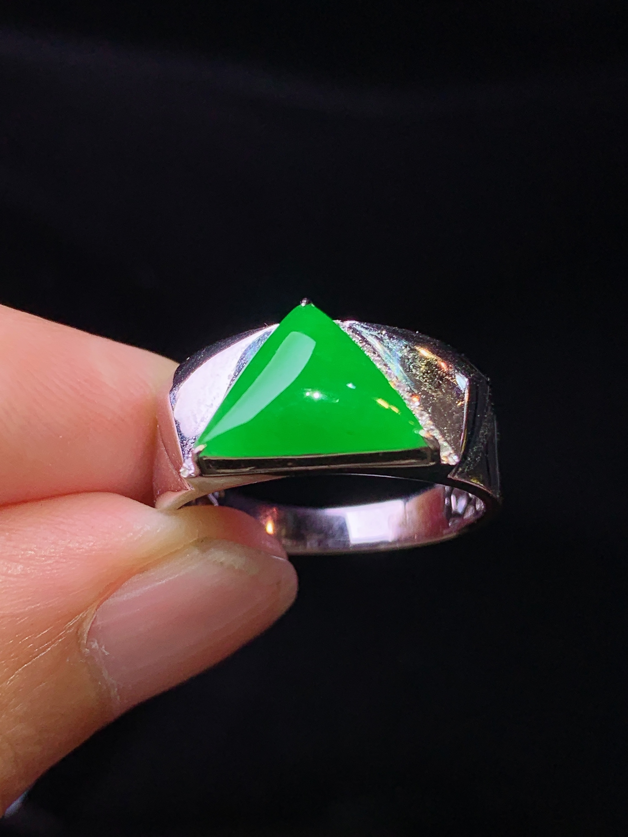 18k金钻镶嵌满绿三角形戒指 玉质细腻 色泽艳丽清新 水润亮眼 圈口13 裸石尺寸8.5*10.8*