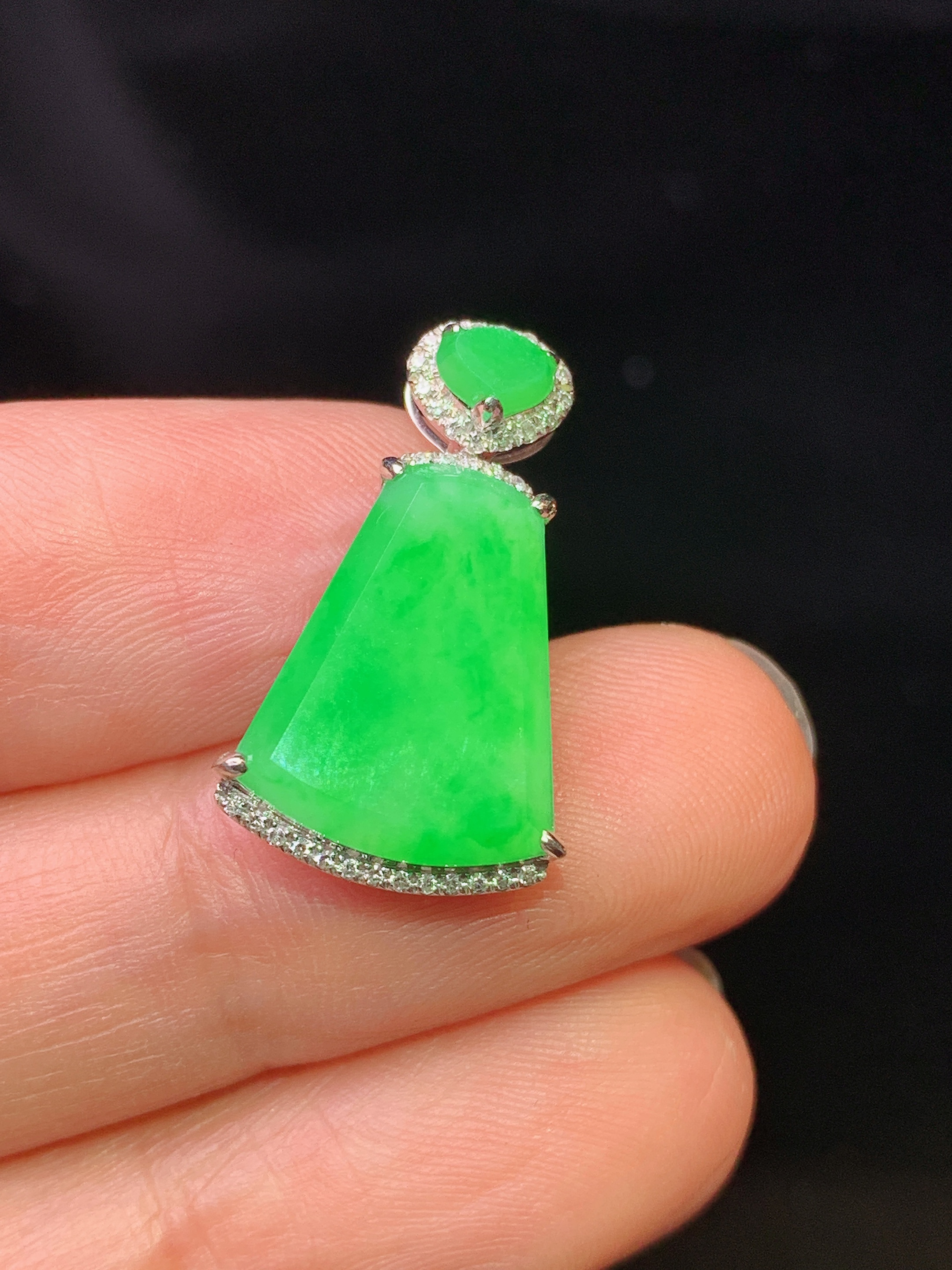 18k金钻镶嵌翠绿无事牌吊坠 玉质细腻 色泽艳丽清新 水润亮眼 整体尺寸21.8*12.8*5.2b1