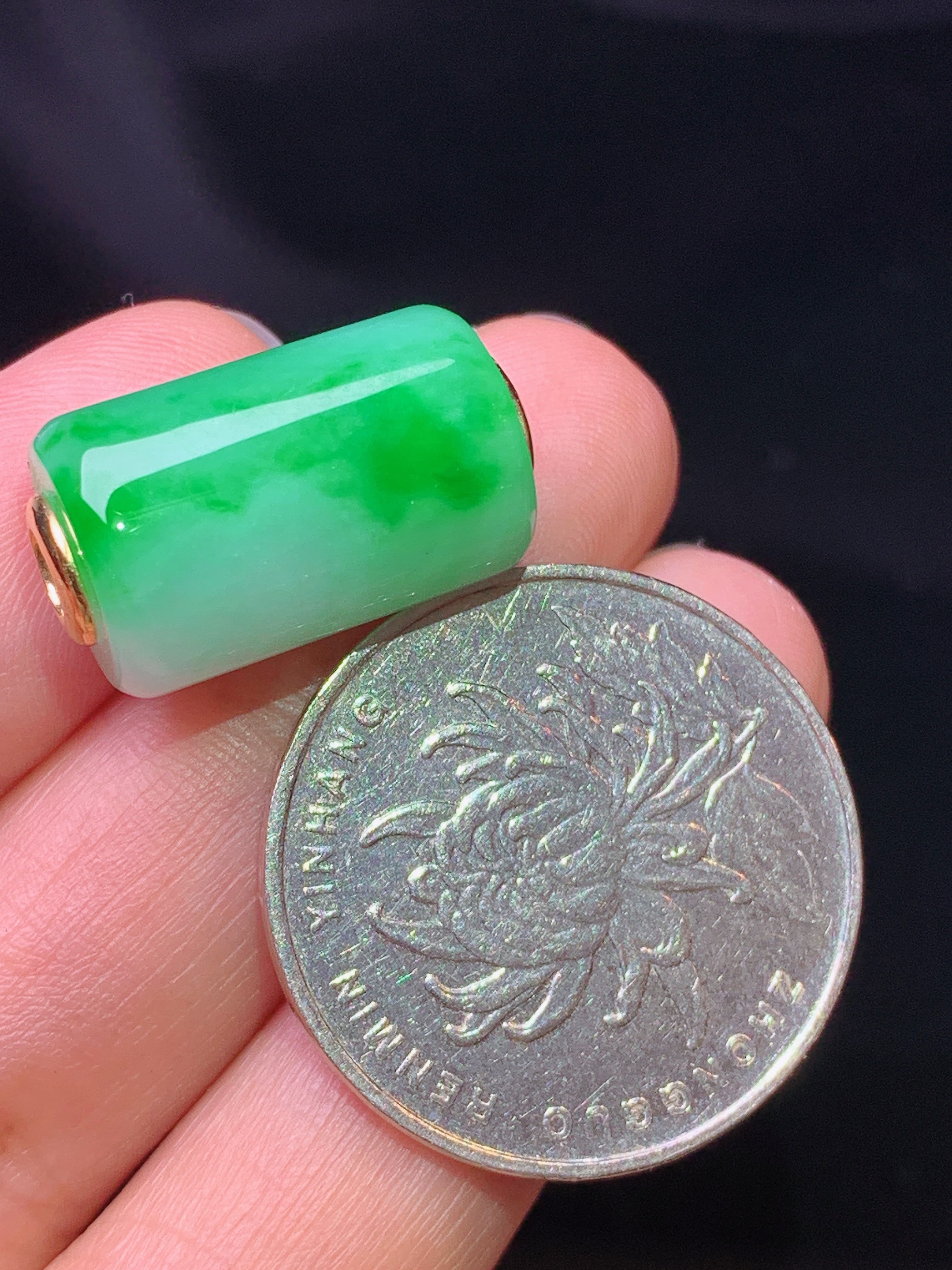 18k金镶嵌翠绿路路通吊坠 玉质细腻 色泽艳丽清新 水润亮眼 整体尺寸11.5*17.6