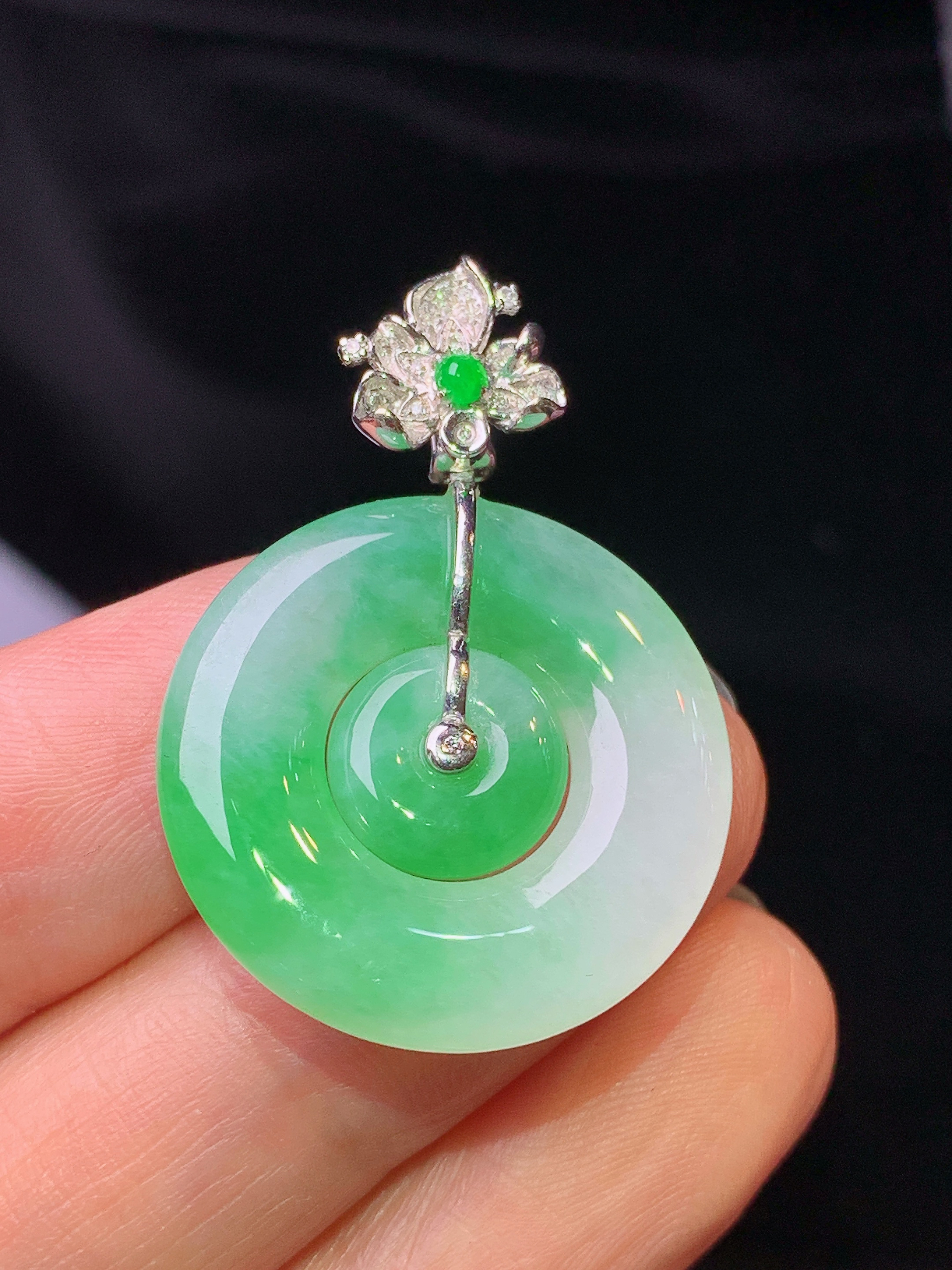 18k金钻镶嵌飘绿子母平安扣扣吊坠 玉质细腻 色泽艳丽清新 水润亮眼 整体尺寸33.8*23.5*4b1