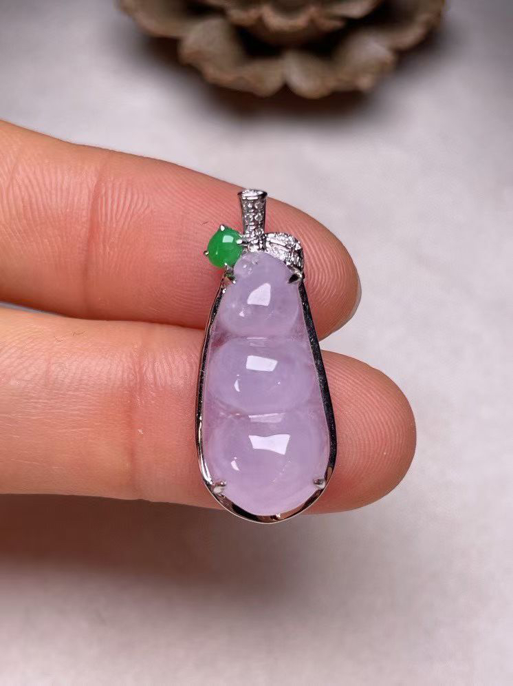 冰种淡紫罗兰福豆吊坠、真金真钻镶嵌，种水好，玉质细腻 .裸石尺寸 20.5*9.6