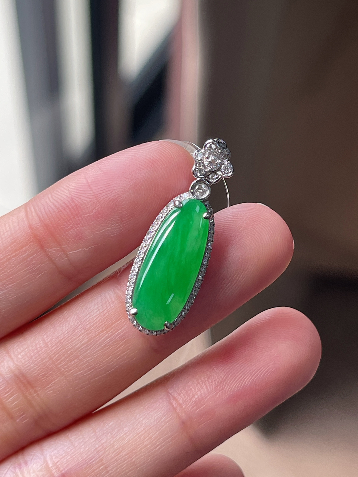 翡翠冰糯种绿色福瓜挂件，印记：Au750,伴钻石