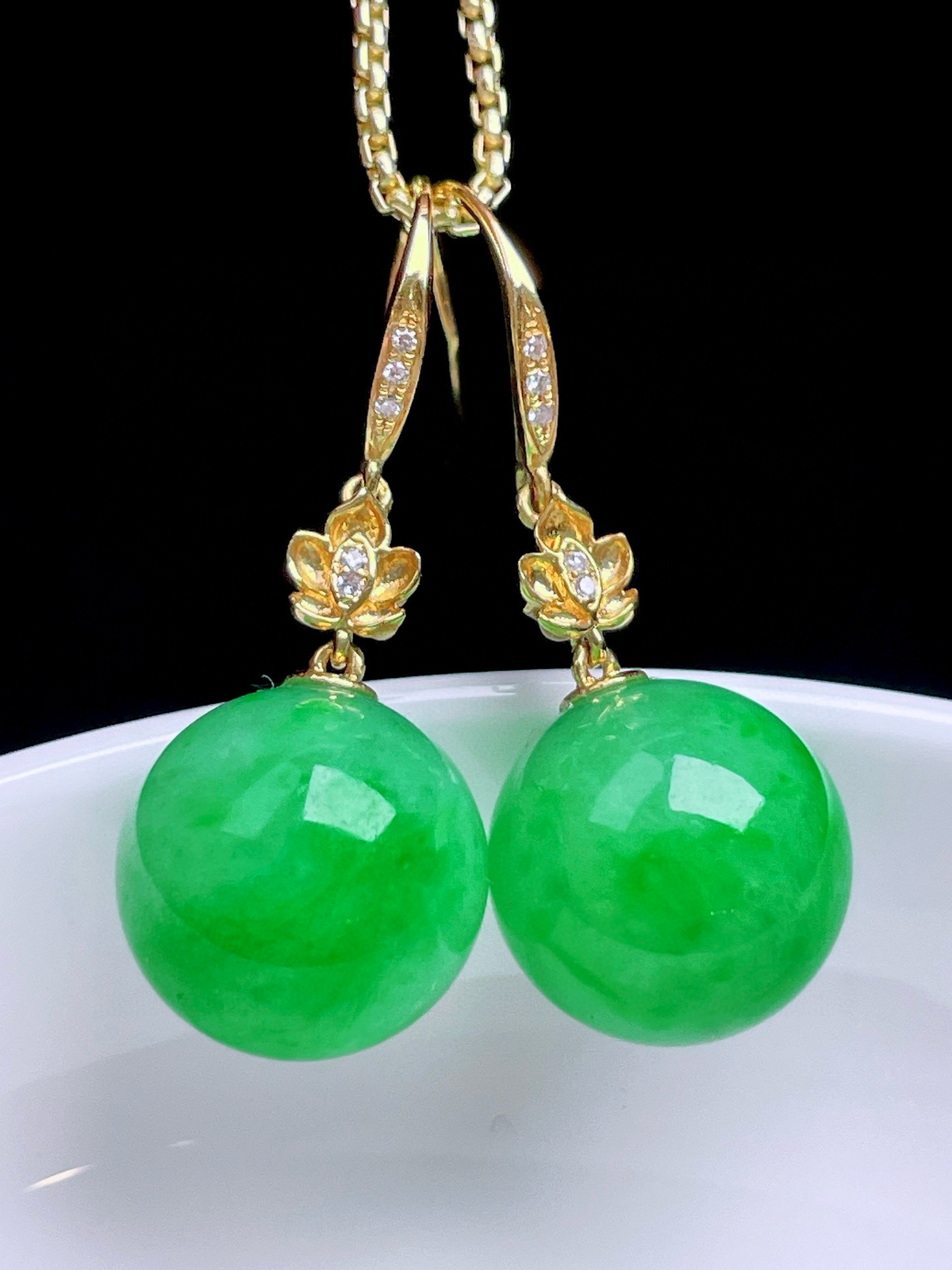 冰阳绿圆珠耳坠 
色泽鲜艳，油润起胶，18k金镶嵌
整体：26.3
裸石：11.1