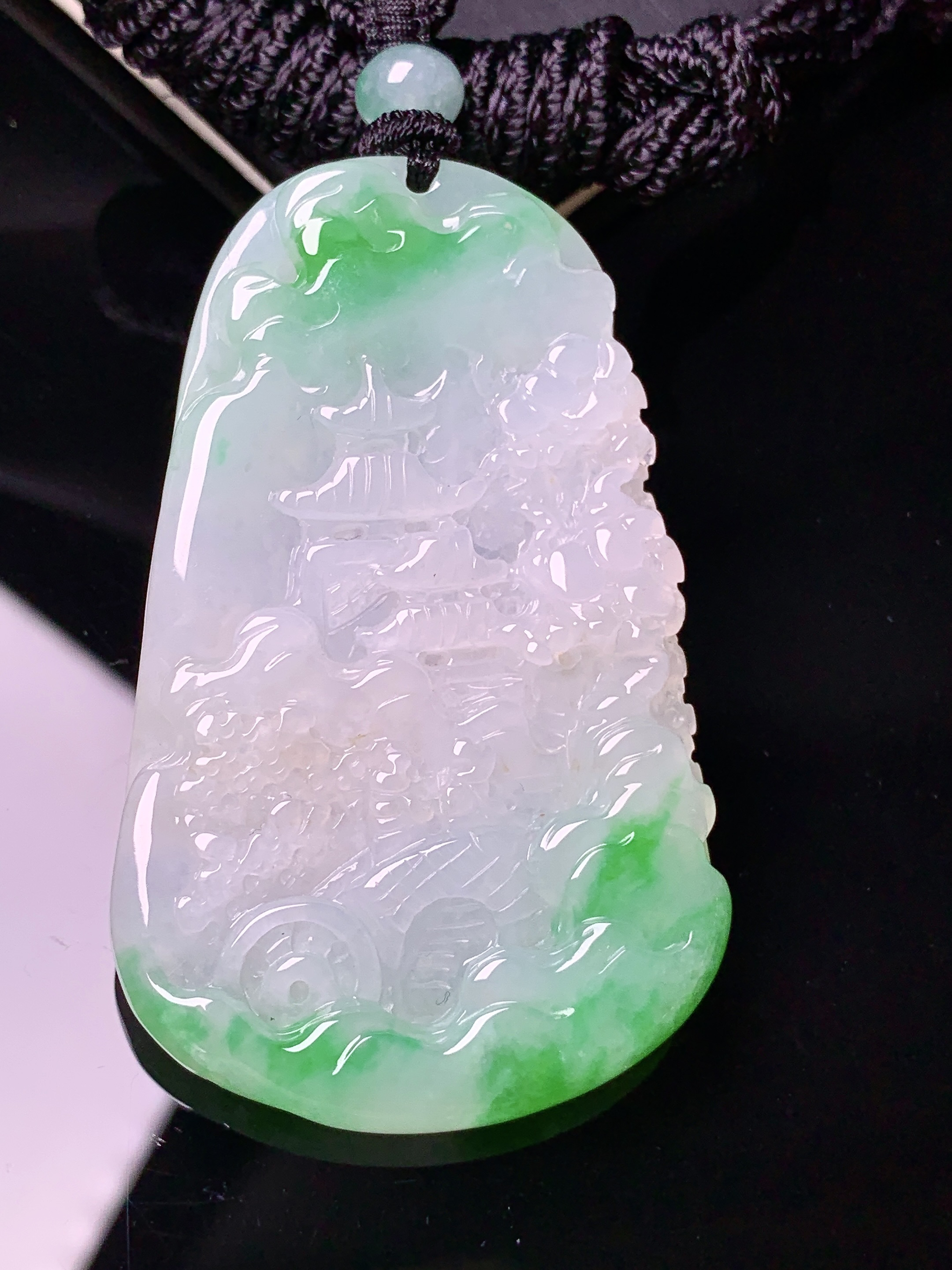 飘绿山水牌子吊坠 玉质细腻 色泽艳丽清新 水润亮眼 整体尺寸57.8*35.2*6.5w1