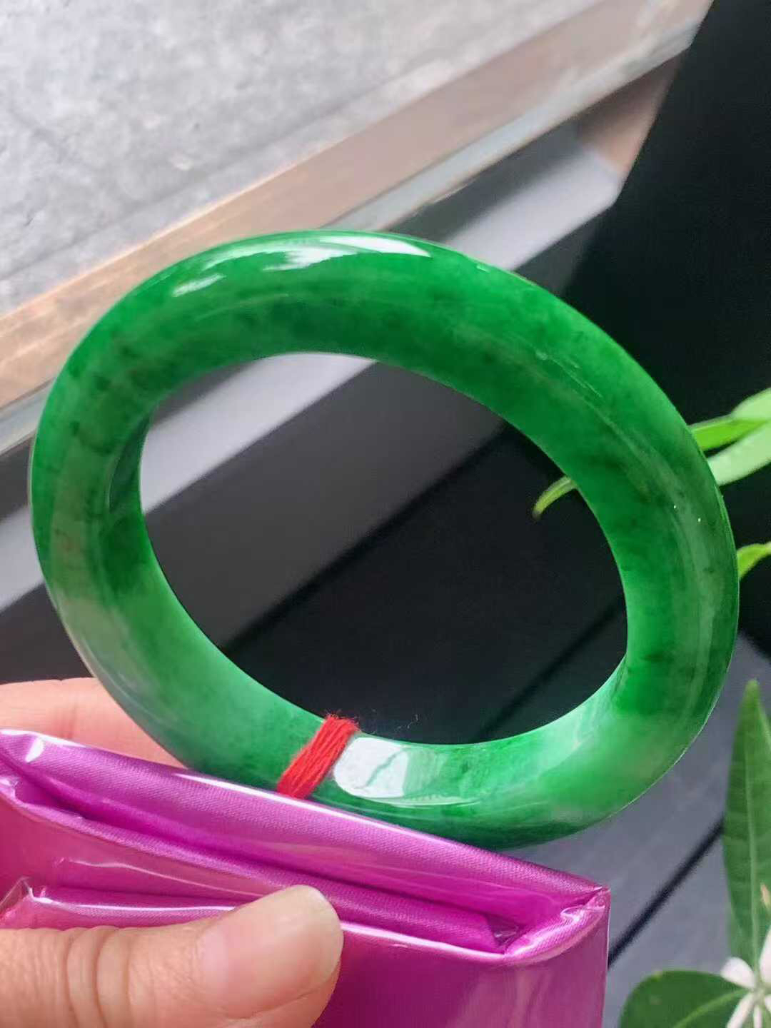 【翡翠名称】老种辣绿飘花58.3正圈口手镯
【翡翠尺寸】58.3/12.7/10.3mm适合57-5