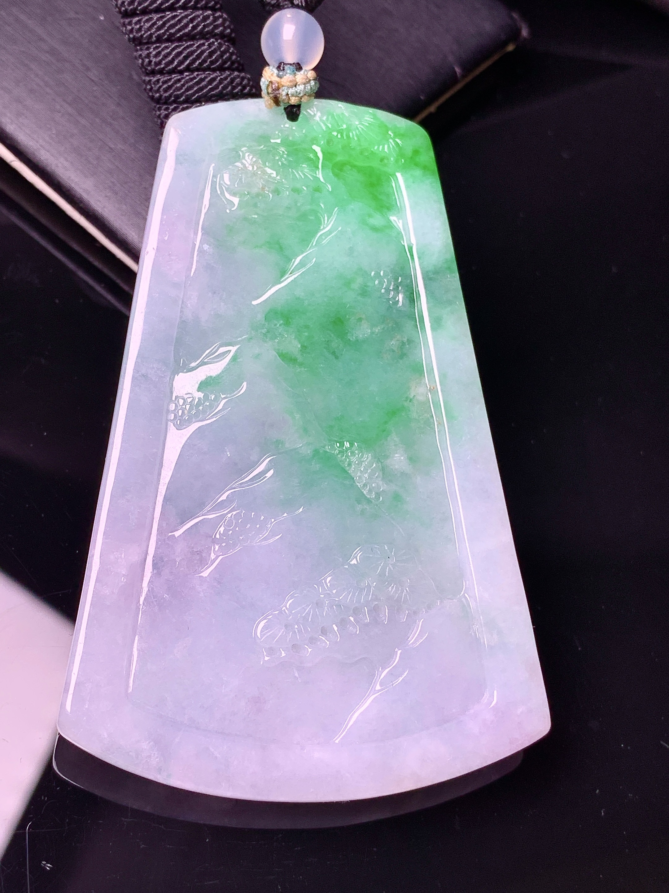 飘绿山水牌子吊坠 玉质细腻 色泽艳丽清新 水润亮眼 整体尺寸66.8*44.2*5.8w1