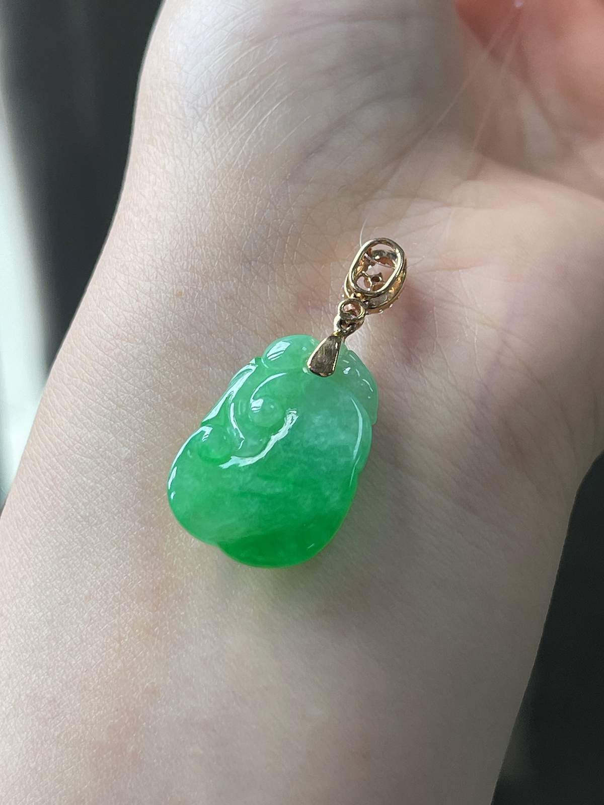 翡翠冰糯种绿色如意，伴钻石