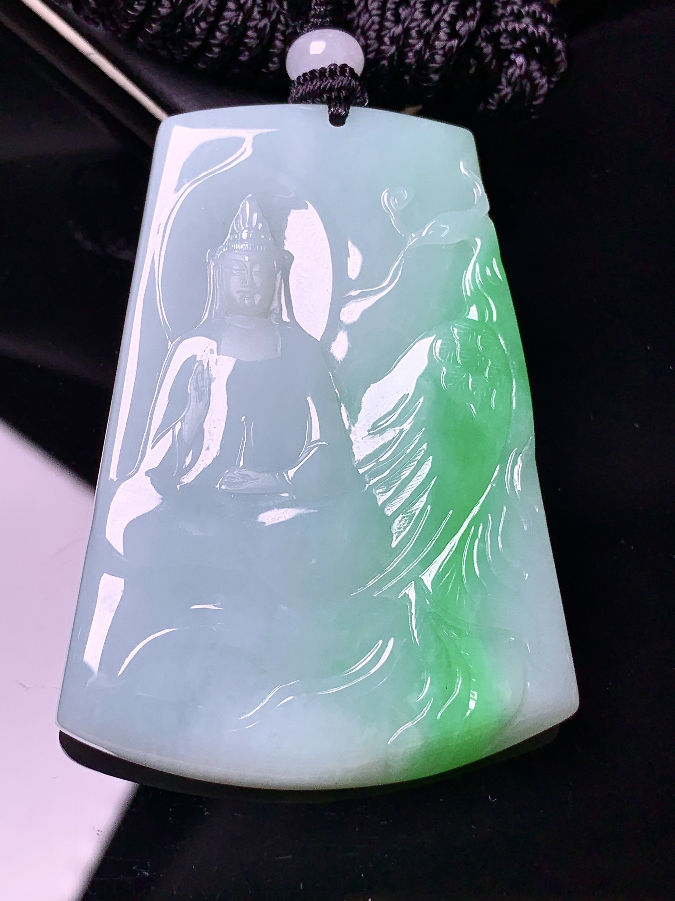 飘绿观音菩萨吊坠 玉质细腻 色泽艳丽清新 水润亮眼 整体尺寸56.2*40.2*4.3w1