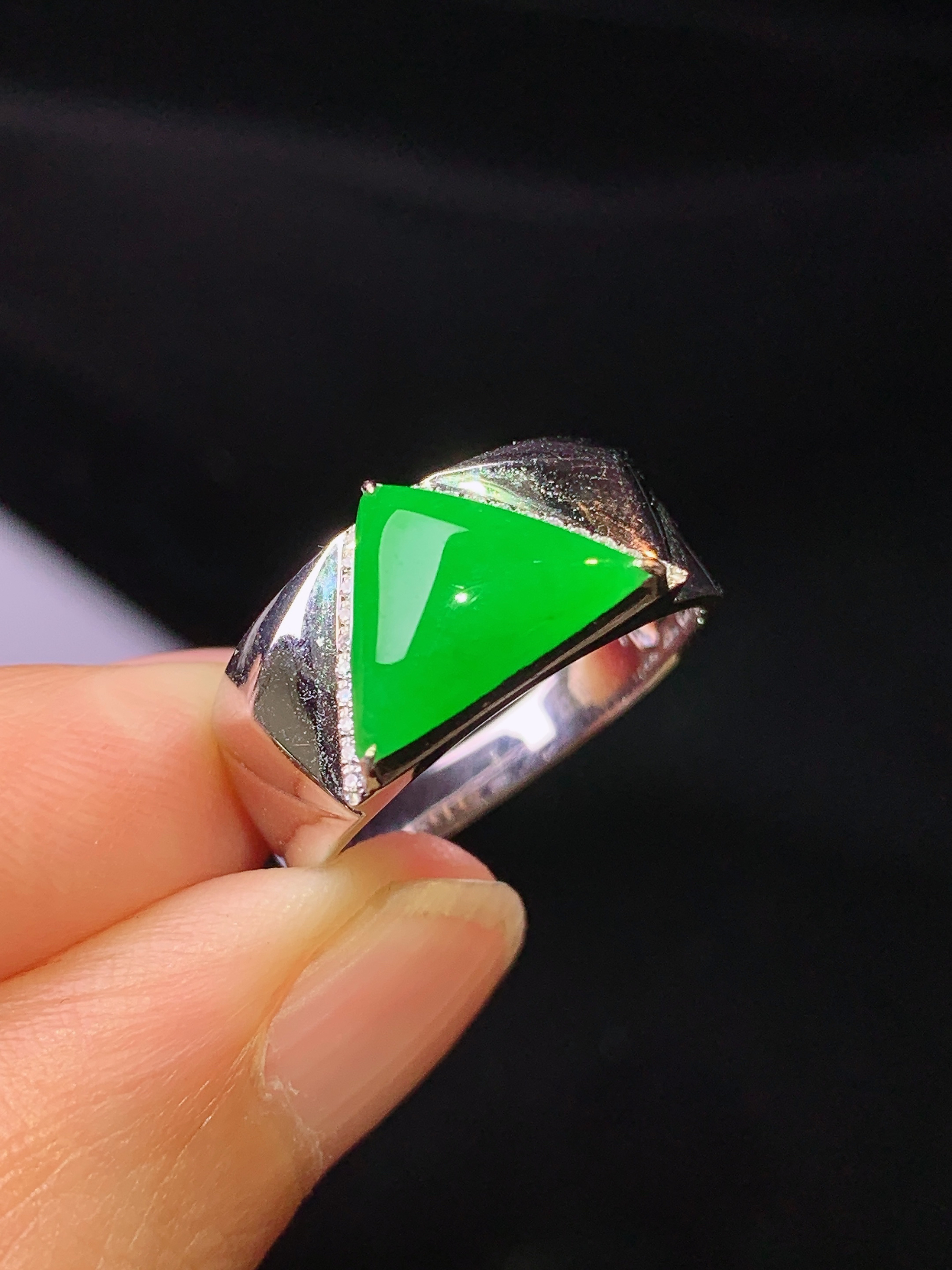 18k金钻镶嵌满绿三角形戒指 玉质细腻 色泽艳丽清新 水润亮眼 圈口13 裸石尺寸8.5*10.8*2.5