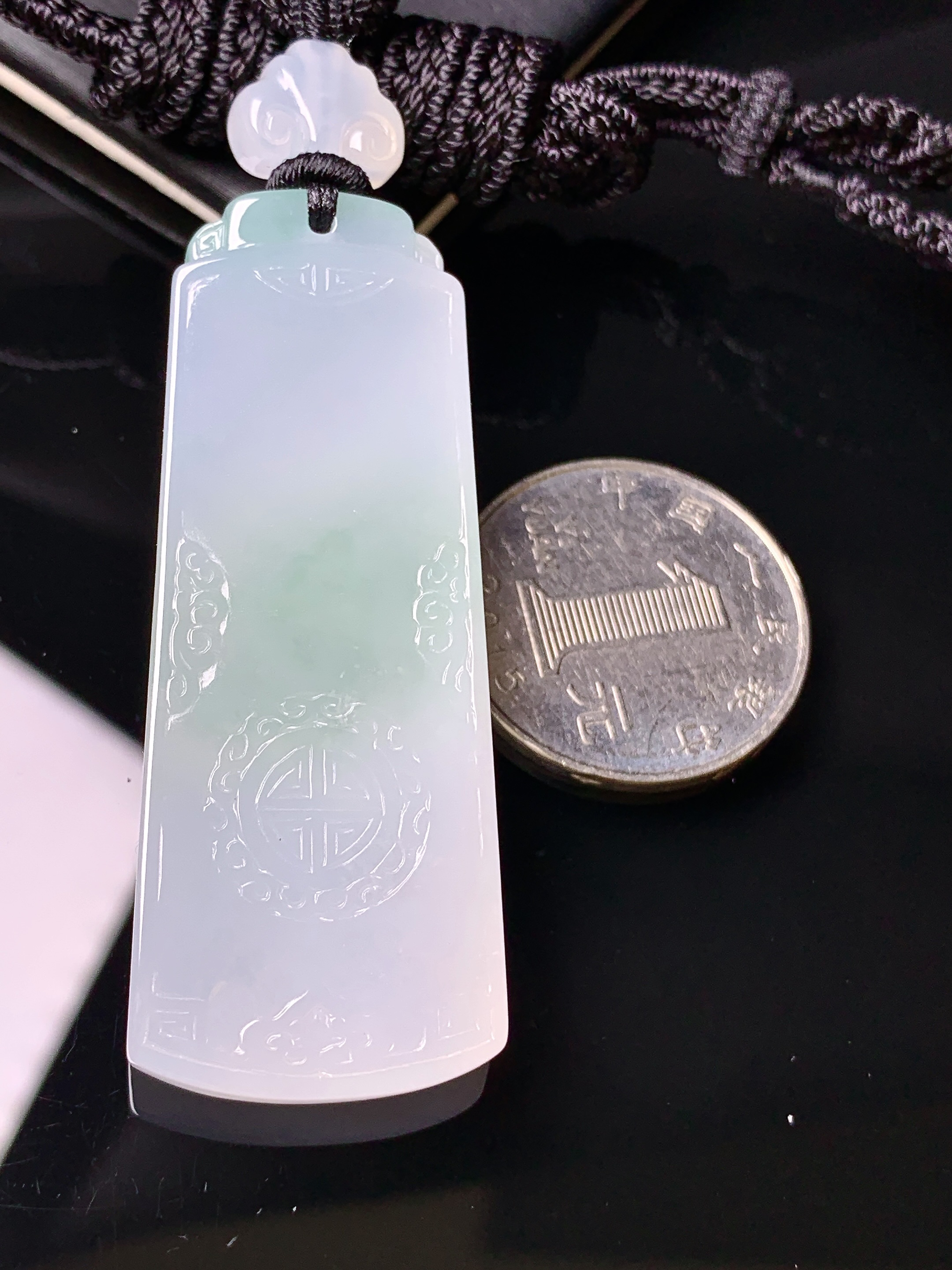 飘绿雕花无事牌吊坠 玉质细腻 色泽艳丽清新 水润亮眼 整体尺寸55.5*21.6*6L1