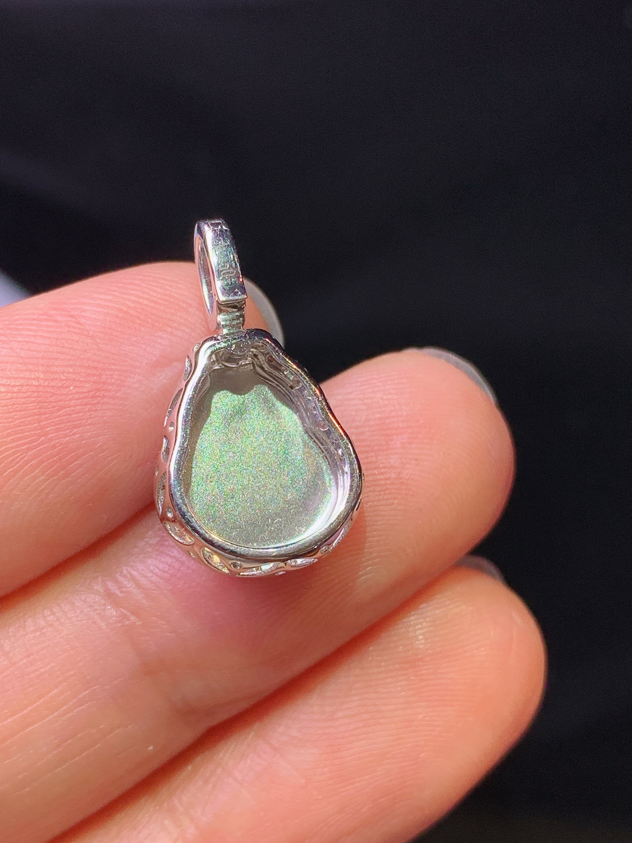 18k金钻镶嵌翠绿葫芦吊坠 玉质细腻 色泽艳丽清新 水润亮眼 整体尺寸19*11*6.5x4