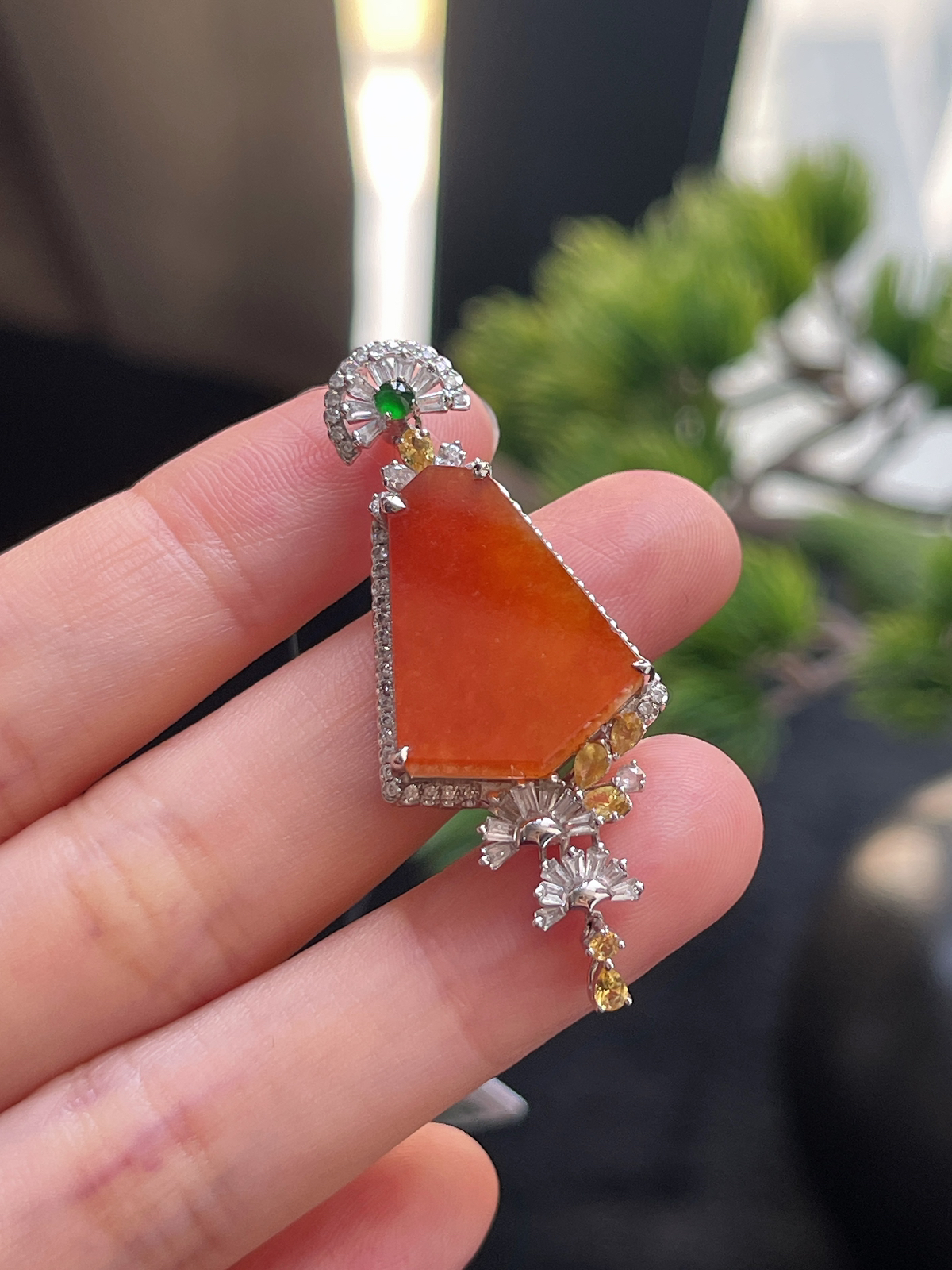 翡翠冰糯种红色无事牌挂件，印记：G18K,伴钻石（无色）