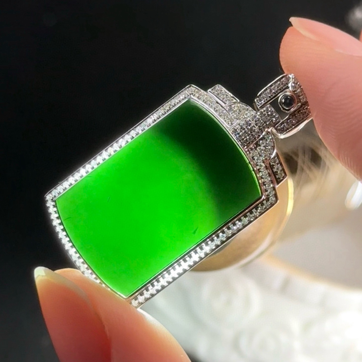 精品18k墨翠马鞍吊坠 种好色正 黑度极好 打灯通透 油性十足 尺寸35.4