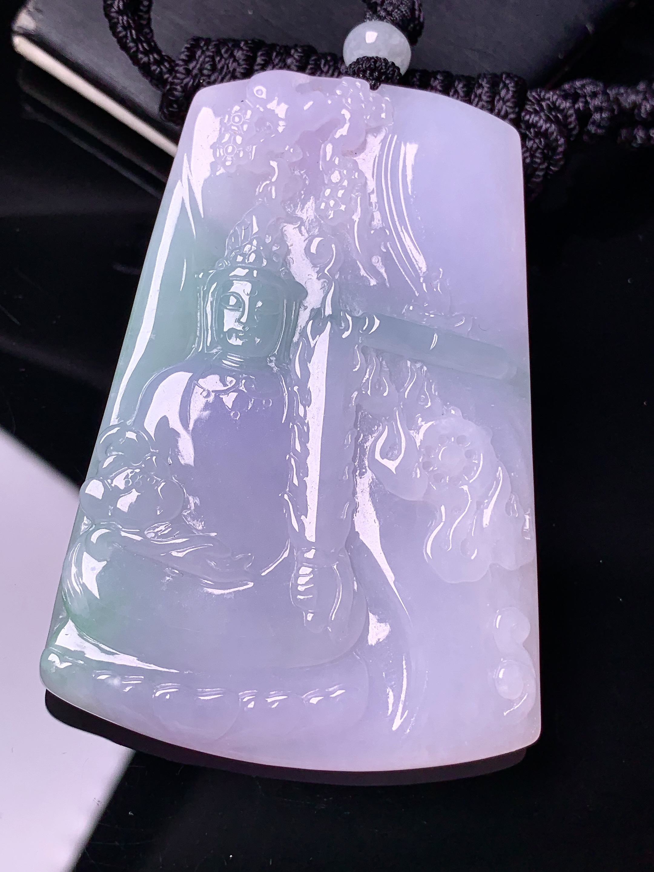 淡紫罗兰飘绿观音菩萨吊坠 玉质细腻 色泽艳丽清新 水润亮眼 整体尺寸66.2*44.5*5.3L1