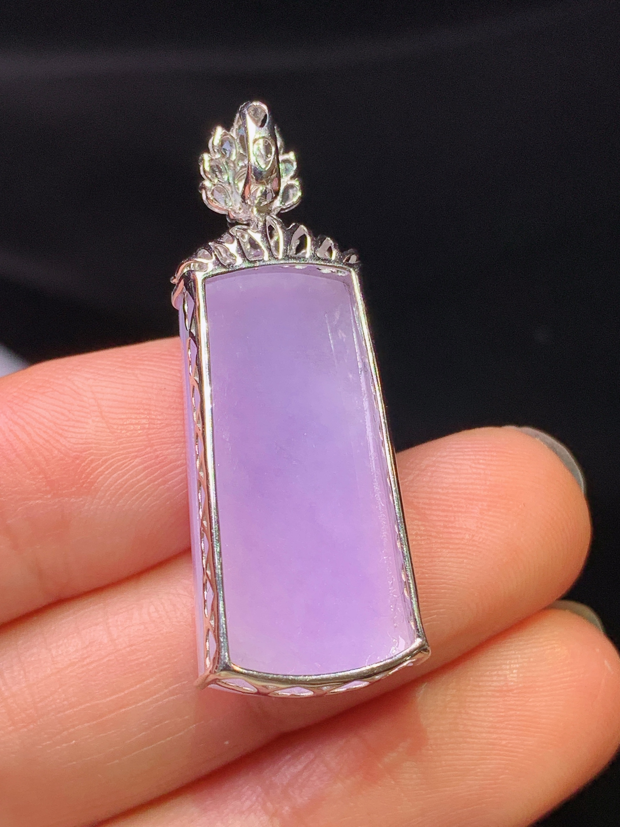 18k金钻镶嵌紫罗兰无事牌吊坠 玉质细腻 色泽艳丽清新 水润亮眼 整体尺寸35.8*12.2*7.6y4