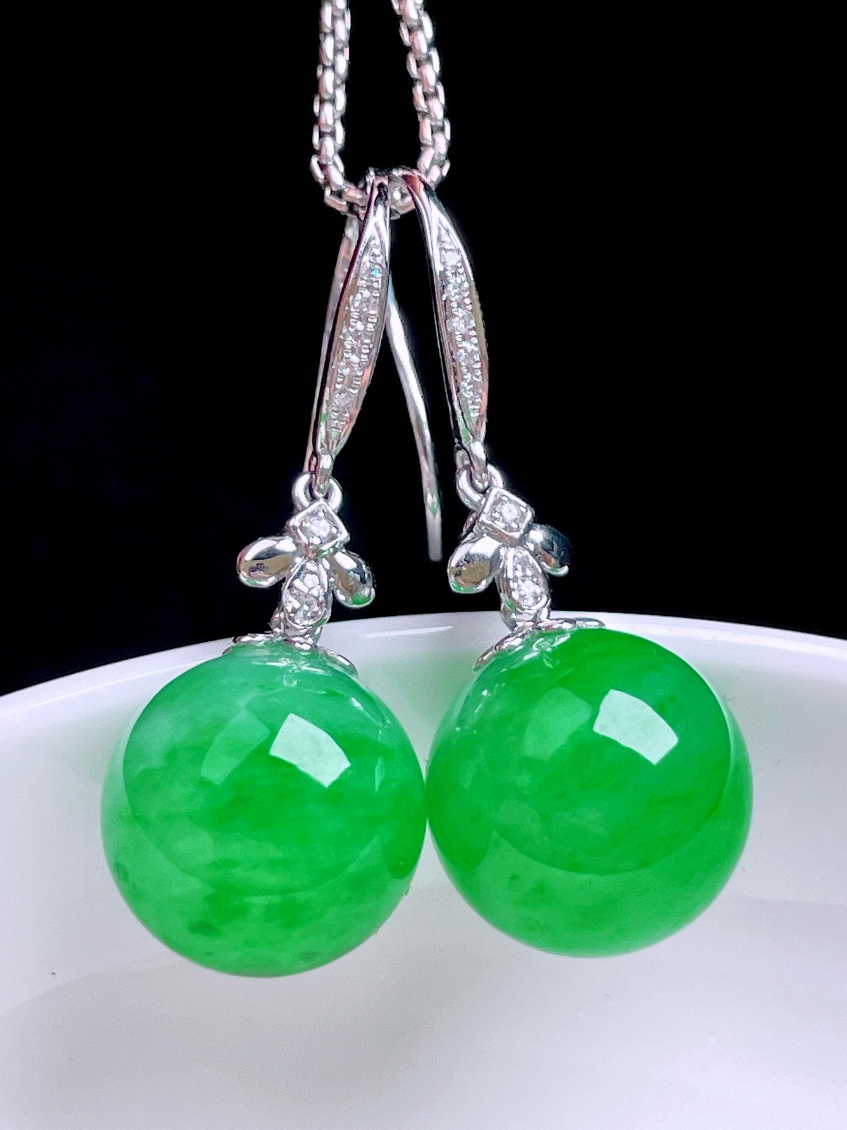 冰阳绿圆珠耳坠 
色泽鲜艳，种老水润，18k金镶嵌
整体：30
裸石：11.7