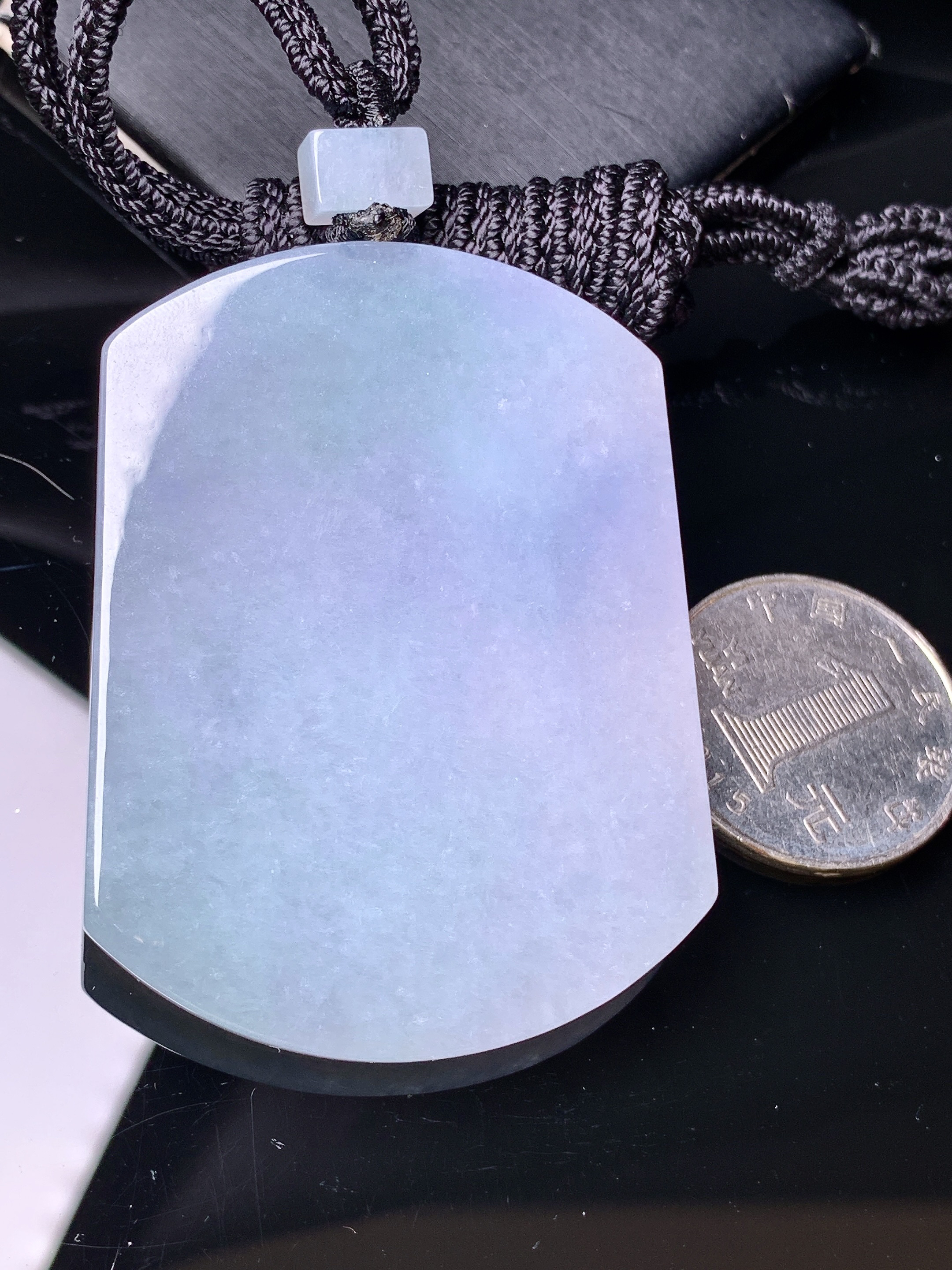 淡紫罗兰飘绿无事牌吊坠 玉质细腻 色泽艳丽清新 水润亮眼 整体尺寸57*43*5.6L1