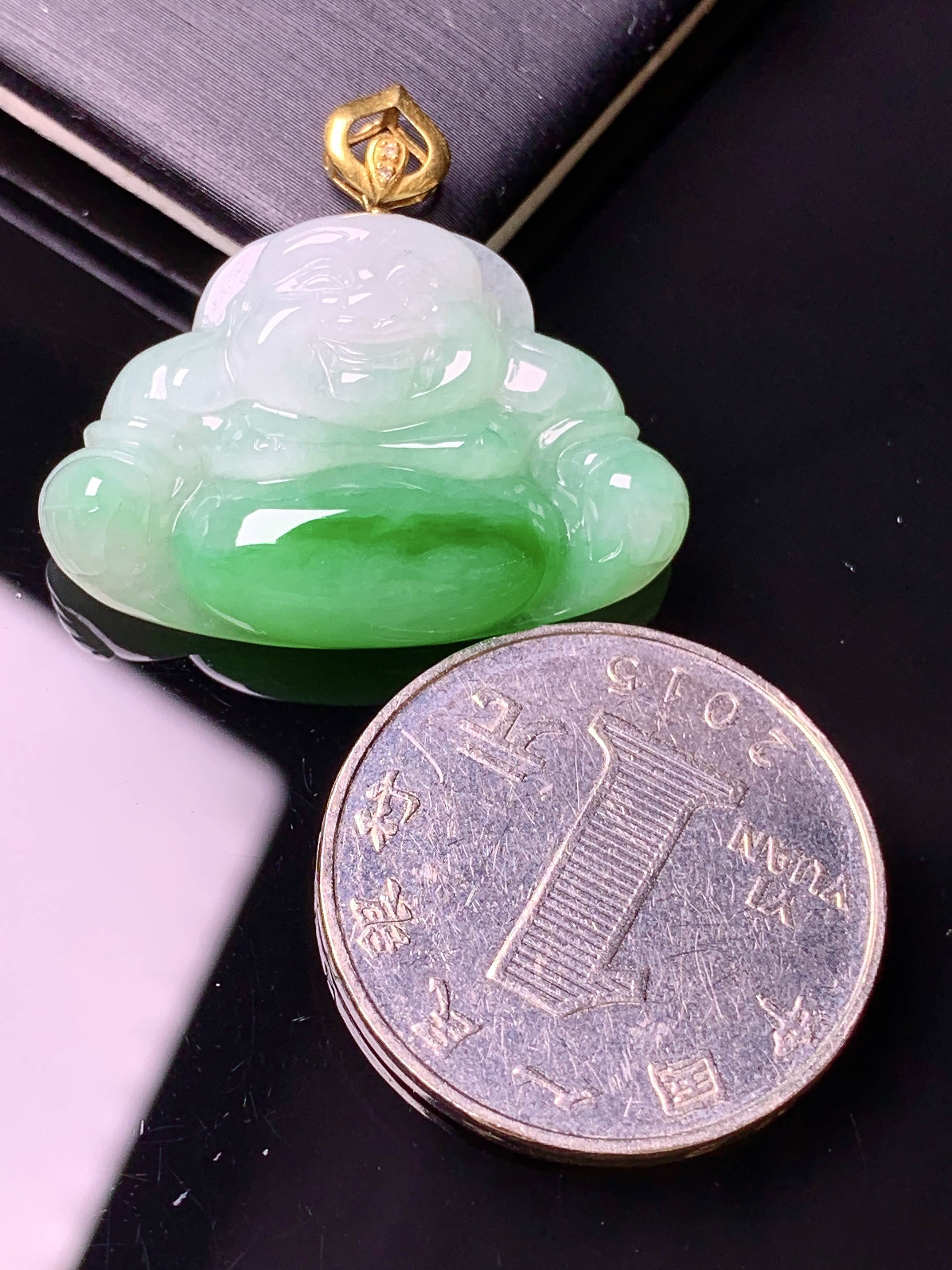 18k金镶嵌飘绿佛公吊坠 玉质细腻 色泽艳丽清新 水润亮眼 整体尺寸27*29.6*5.6m1