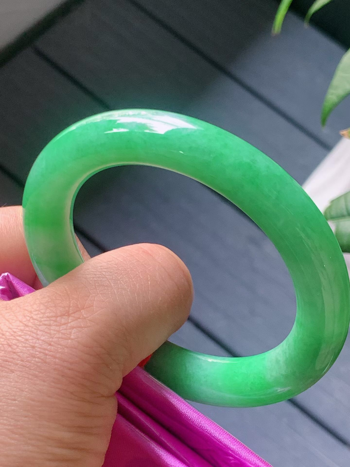 【翡翠名称】老种冰阳绿53.4正圈口圆条手镯
【翡翠尺寸】53.4/11/10.7mm适合53.5-56正圈口佩戴
【翡翠描述】宝贝种老水足，玉质细腻，色泽靓丽，性价比高，佩戴效果好！
【其它赠送】权威证书/精美挂绳盒子/支持全国复检