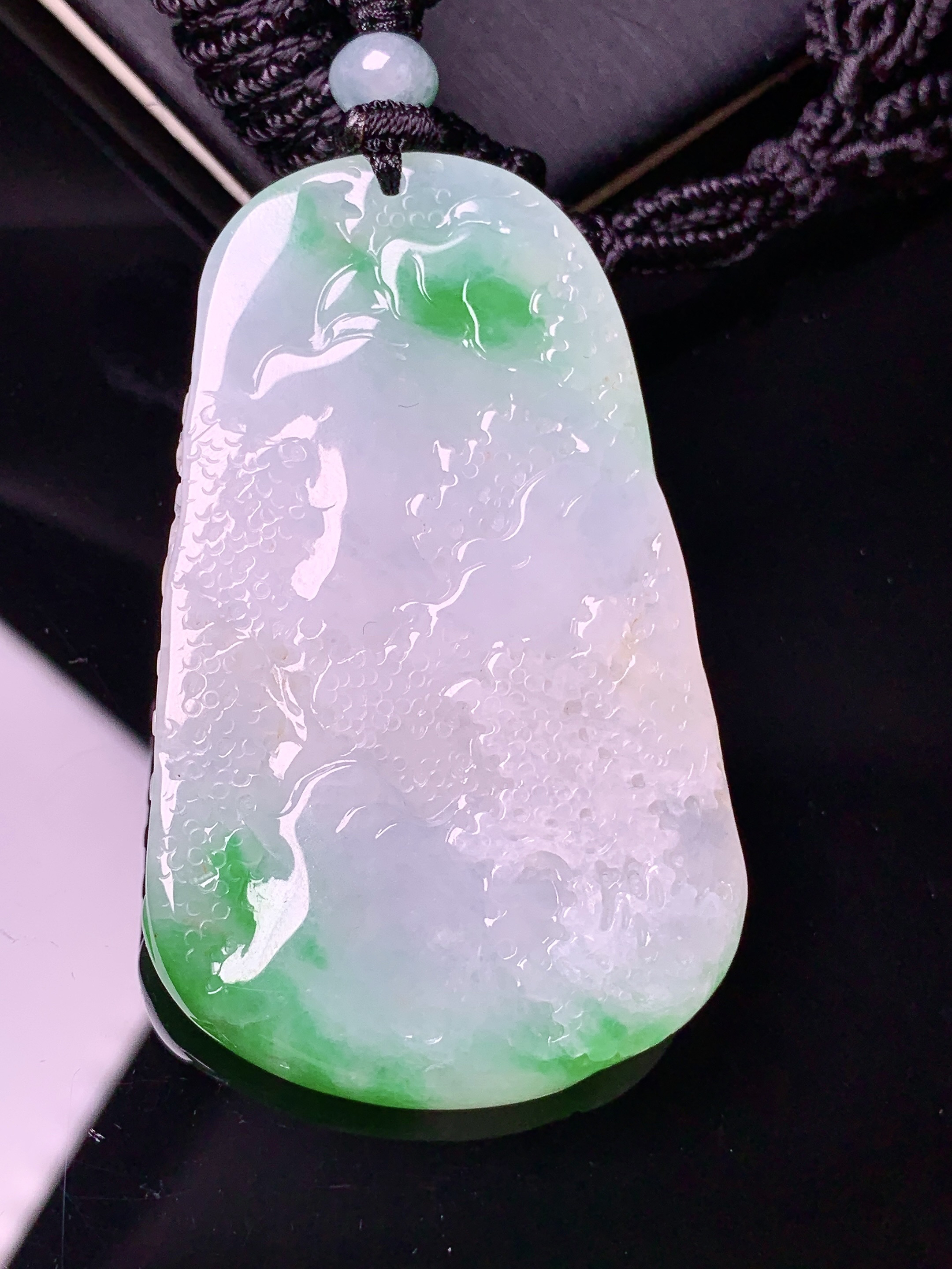 飘绿山水牌子吊坠 玉质细腻 色泽艳丽清新 水润亮眼 整体尺寸57.8*35.2*6.5w1