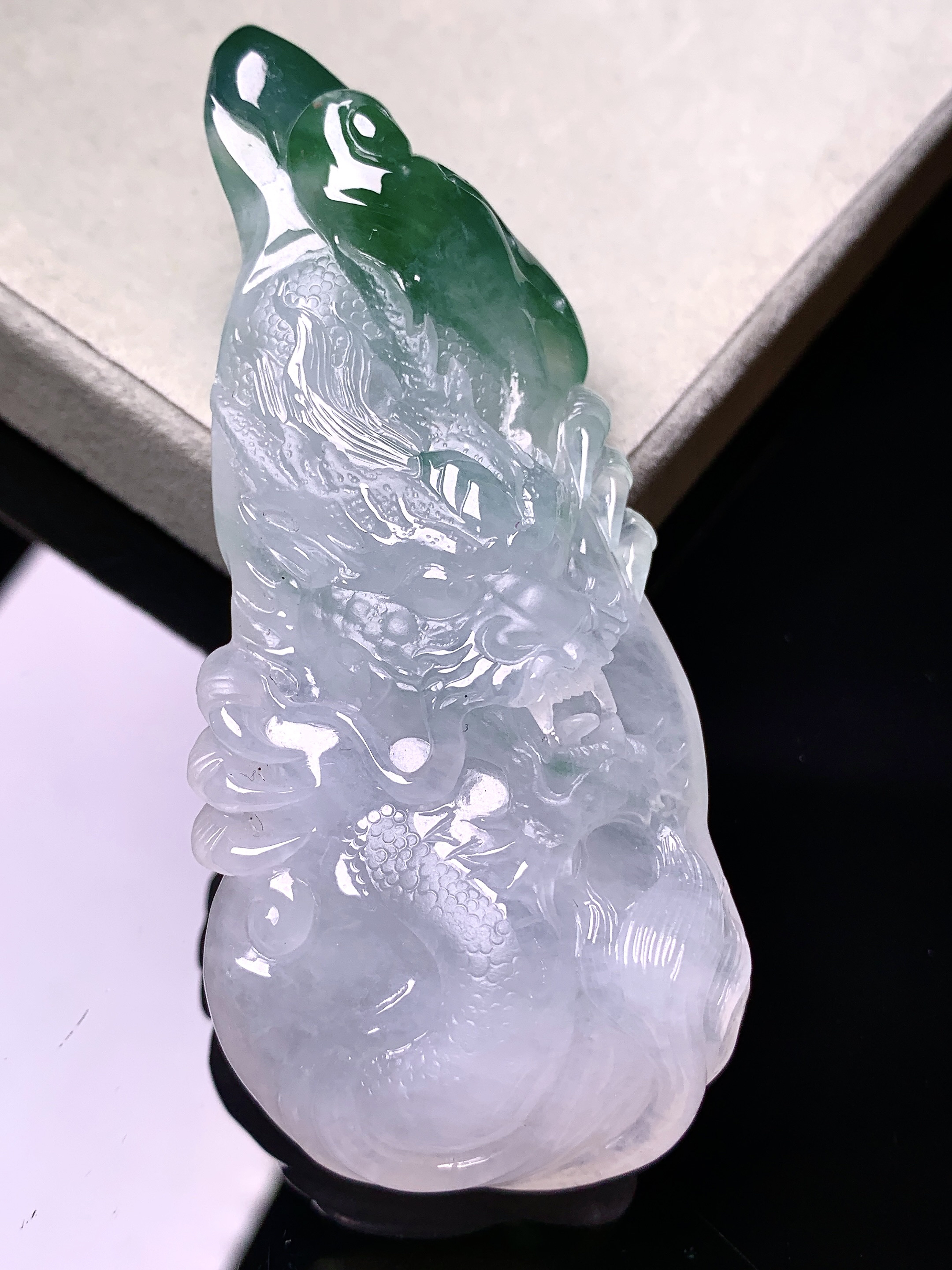 飘绿龙牌吊坠 玉质细腻 色泽艳丽清新 水润亮眼 整体尺寸75.6*32.6*13.8c1