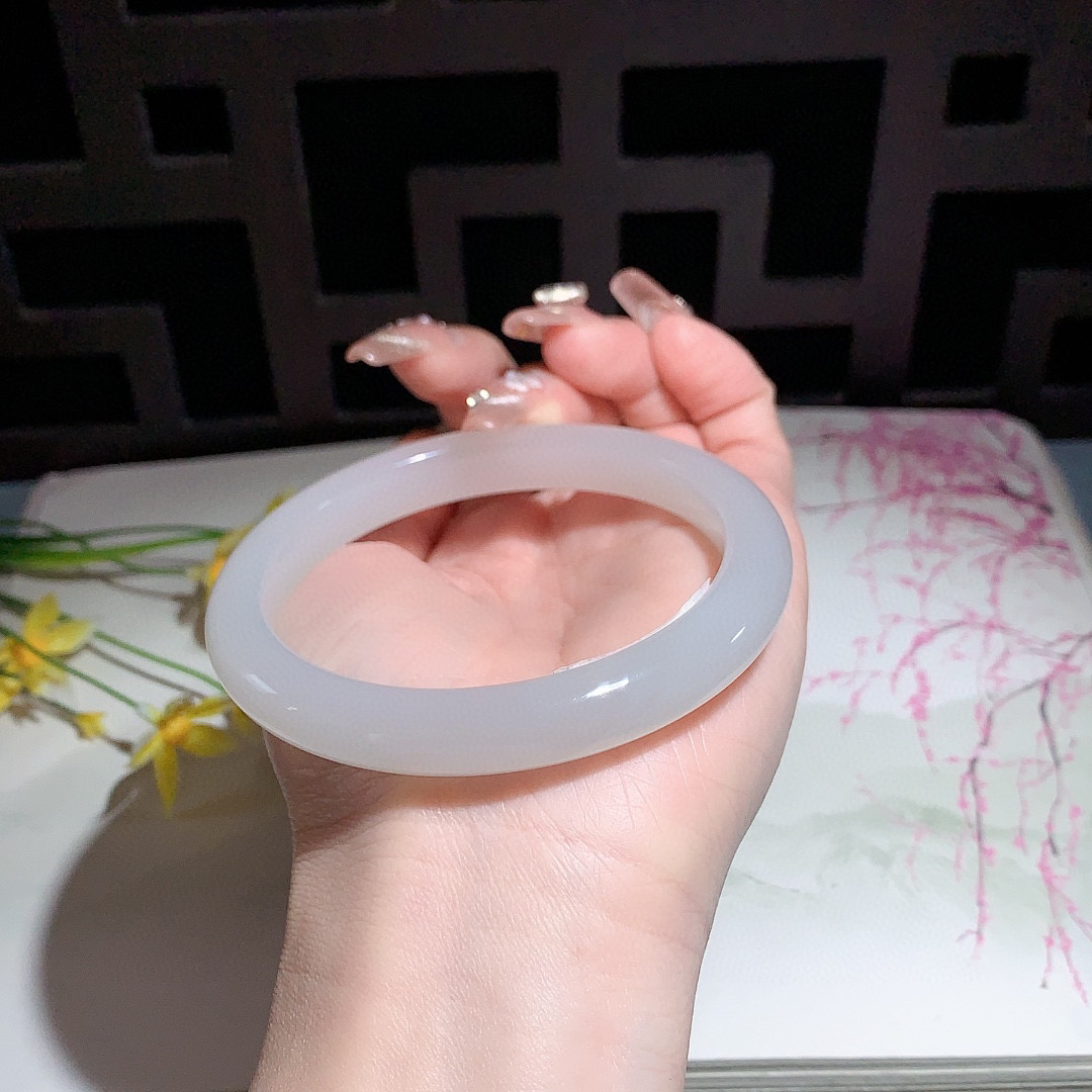 和田玉61.5圈口高冰手镯！满紫色！玉质细腻油润 底色纯净 无裂无杂 脂粉好，品质高。