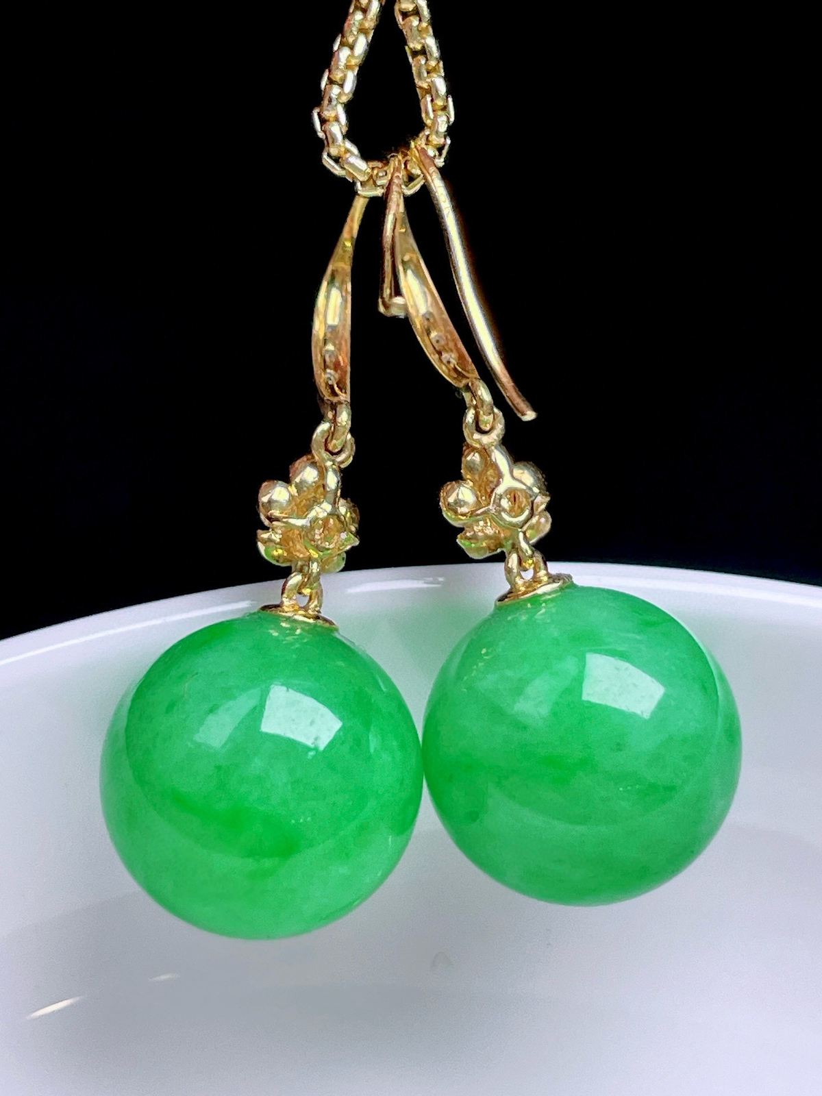 冰阳绿圆珠耳坠 
色泽鲜艳，油润起胶，18k金镶嵌
整体：26.3
裸石：11.1