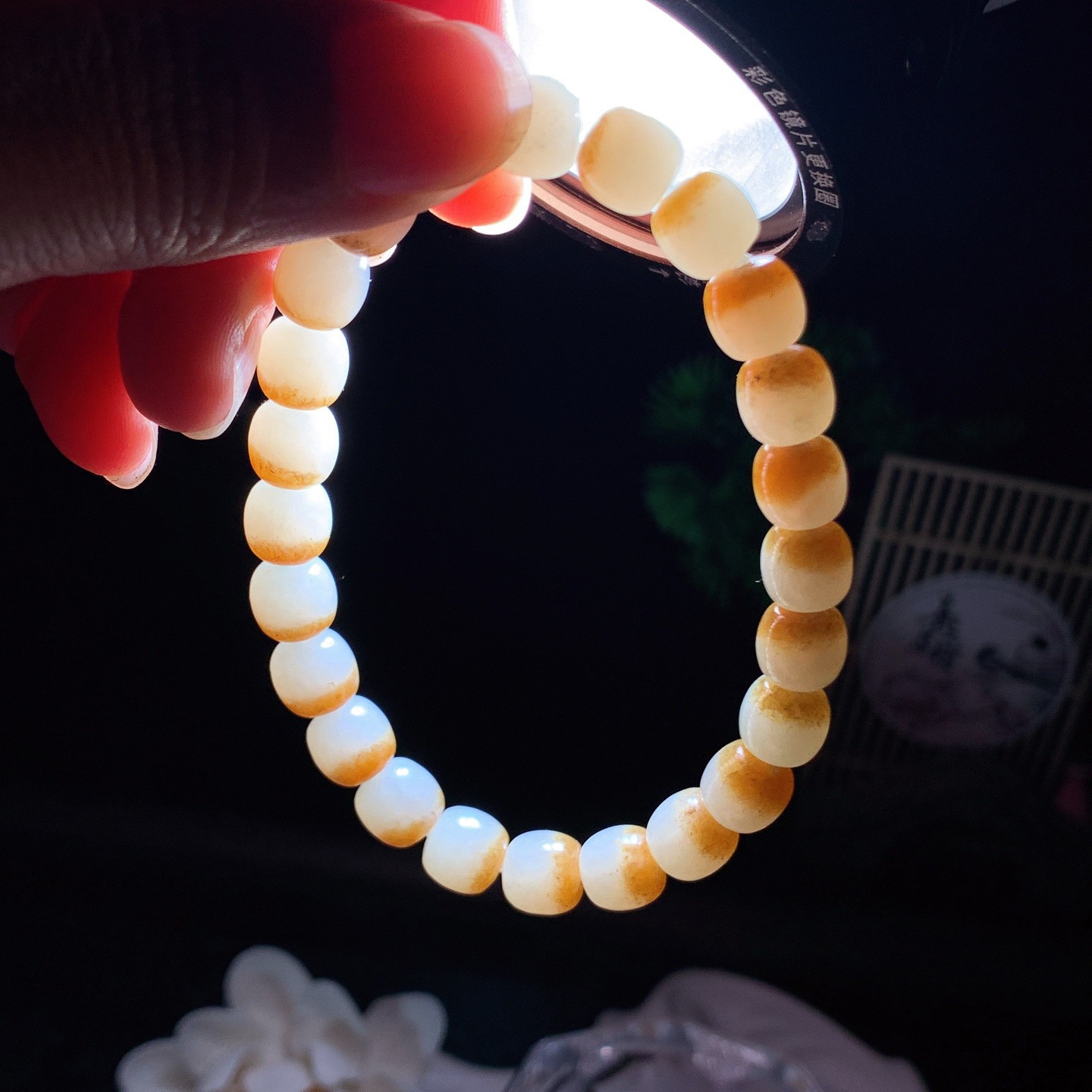 新疆和田玉白且末糖老型珠手串 单颗尺寸8重21.5克。玉质细腻油润。手推出油。佩戴高端典雅。lt260318