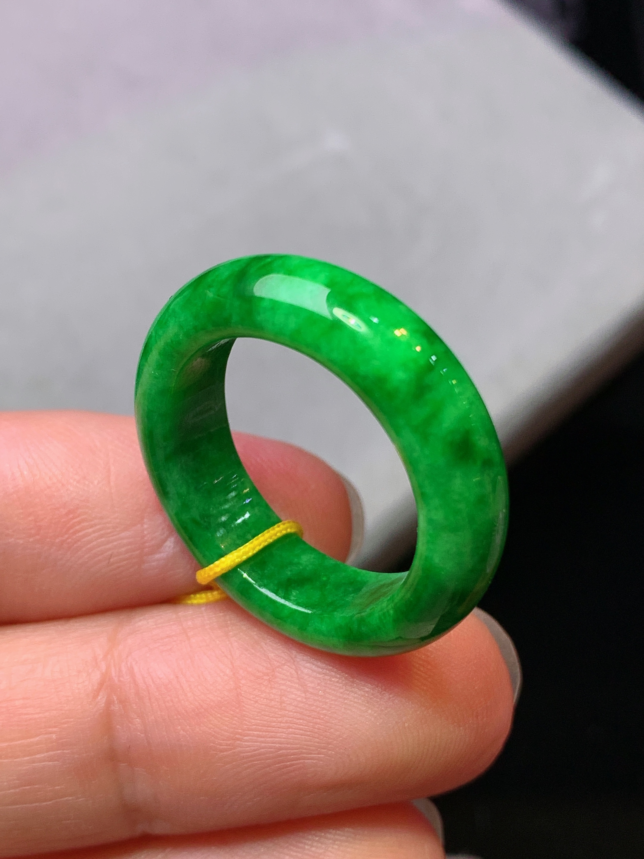 辣绿指环 玉质细腻 色泽艳丽清新 水润亮眼 圈口14.5 整体尺寸24.8*6*4b1