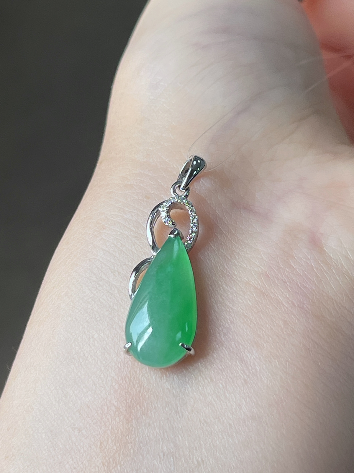 翡翠冰糯种浅绿色水滴吊坠，印记：G18K,伴钻石