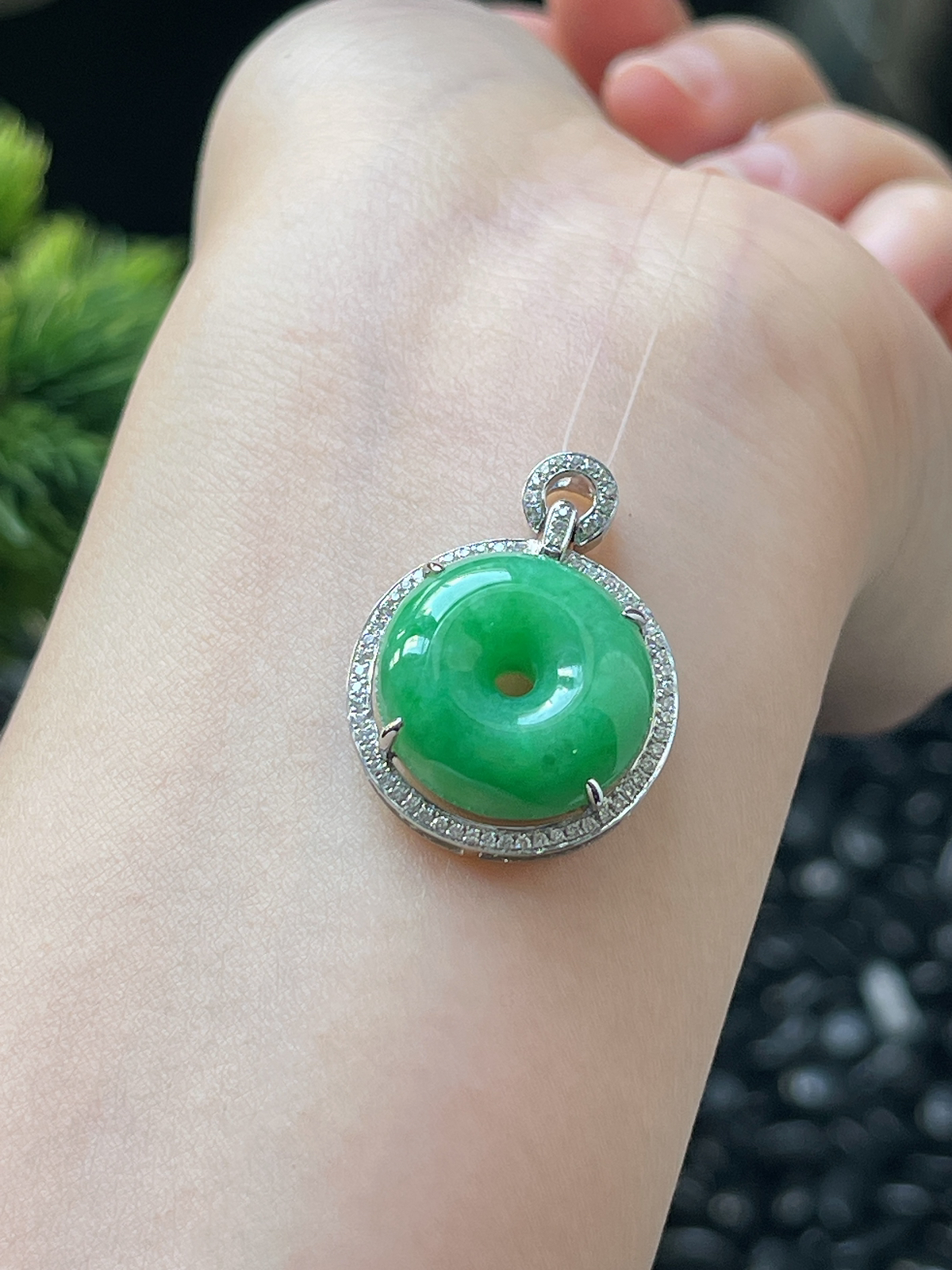 翡翠糯化种绿色平安扣挂件，印记：G18K,伴钻石