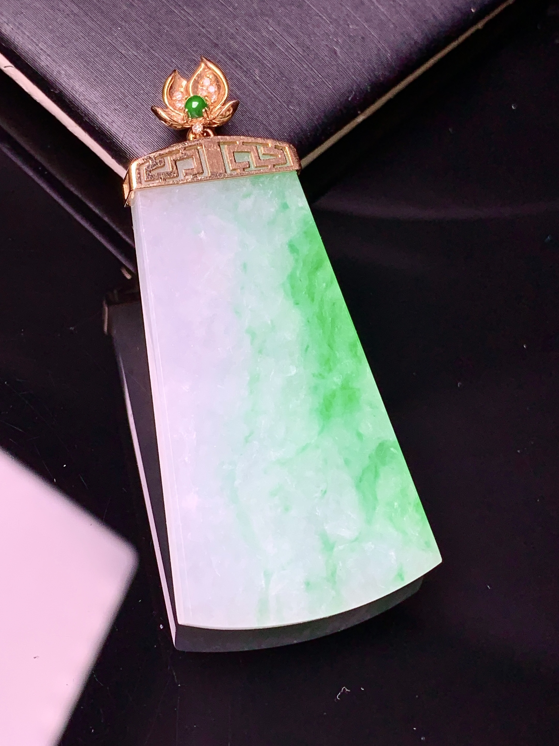 18k金钻镶嵌飘绿无事牌吊坠 玉质细腻 色泽艳丽清新 水润亮眼 整体尺寸49.8*22.5*3.5y
