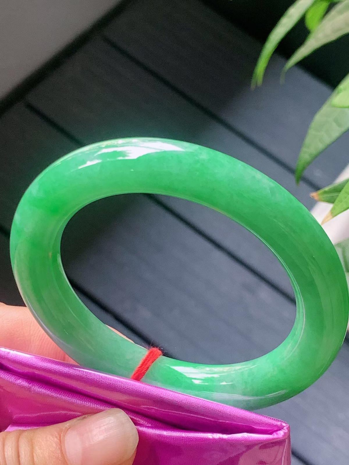 【翡翠名称】老种冰阳绿53.4正圈口圆条手镯
【翡翠尺寸】53.4/11/10.7mm适合53.5-56正圈口佩戴
【翡翠描述】宝贝种老水足，玉质细腻，色泽靓丽，性价比高，佩戴效果好！
【其它赠送】权威证书/精美挂绳盒子/支持全国复检