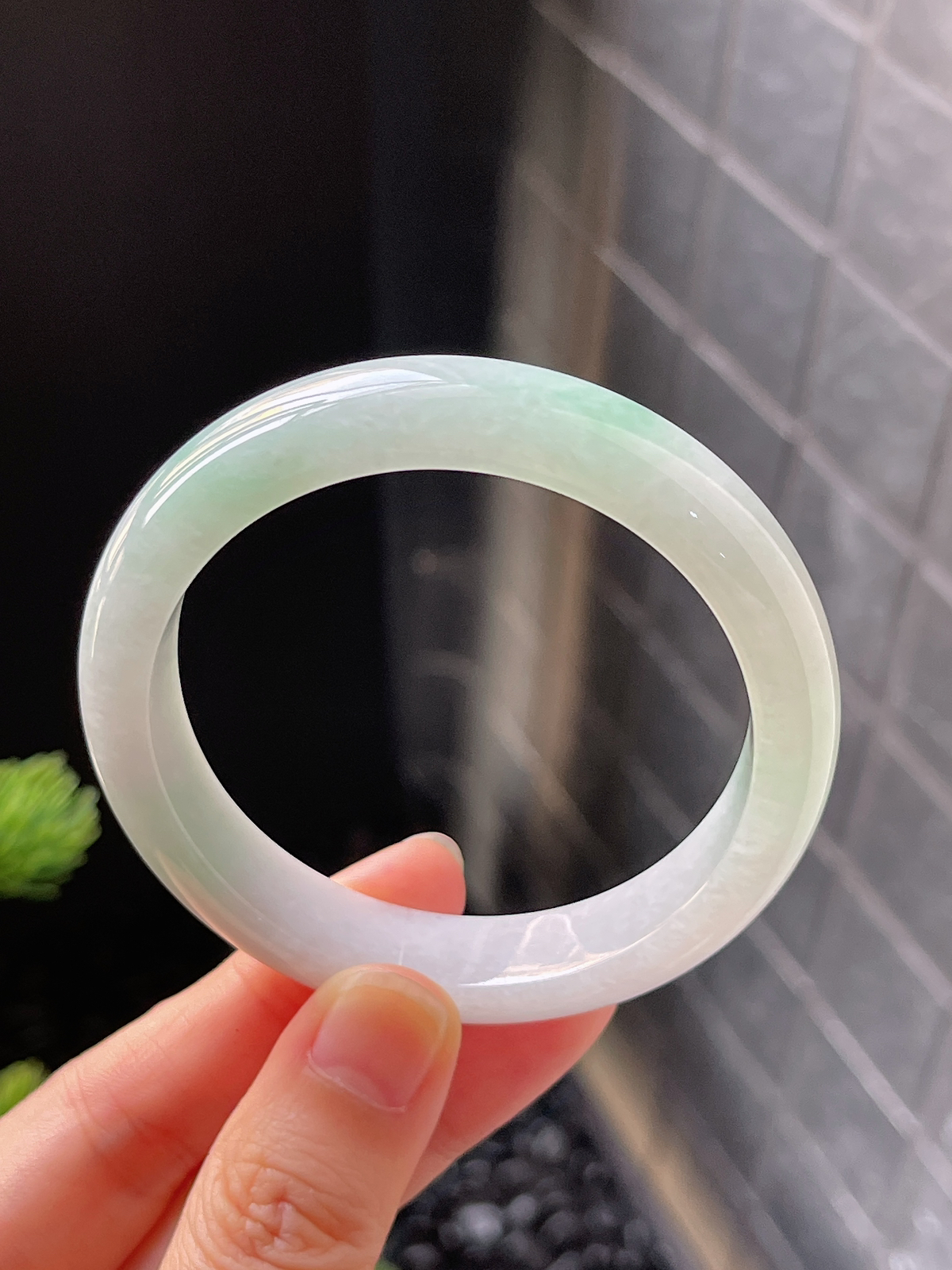 正圈51.9圈口，翡翠糯化种飘绿手镯