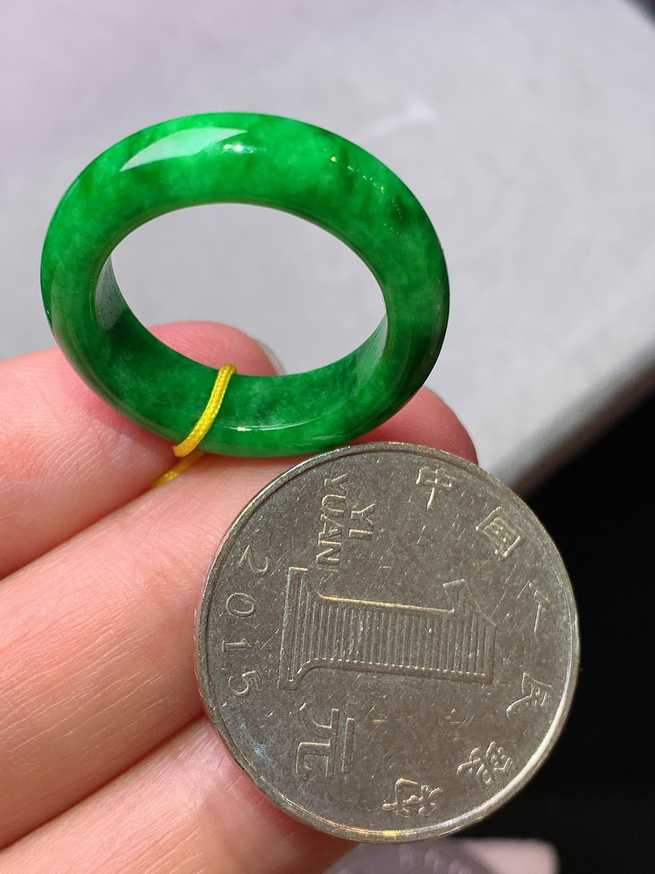 辣绿指环 玉质细腻 色泽艳丽清新 水润亮眼 圈口14.5 整体尺寸24.8*6*4b1