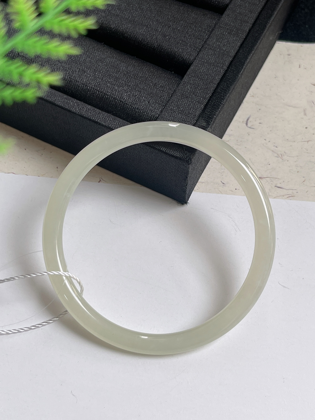 圆镯56.3圈口，和田玉茶晴美人镯