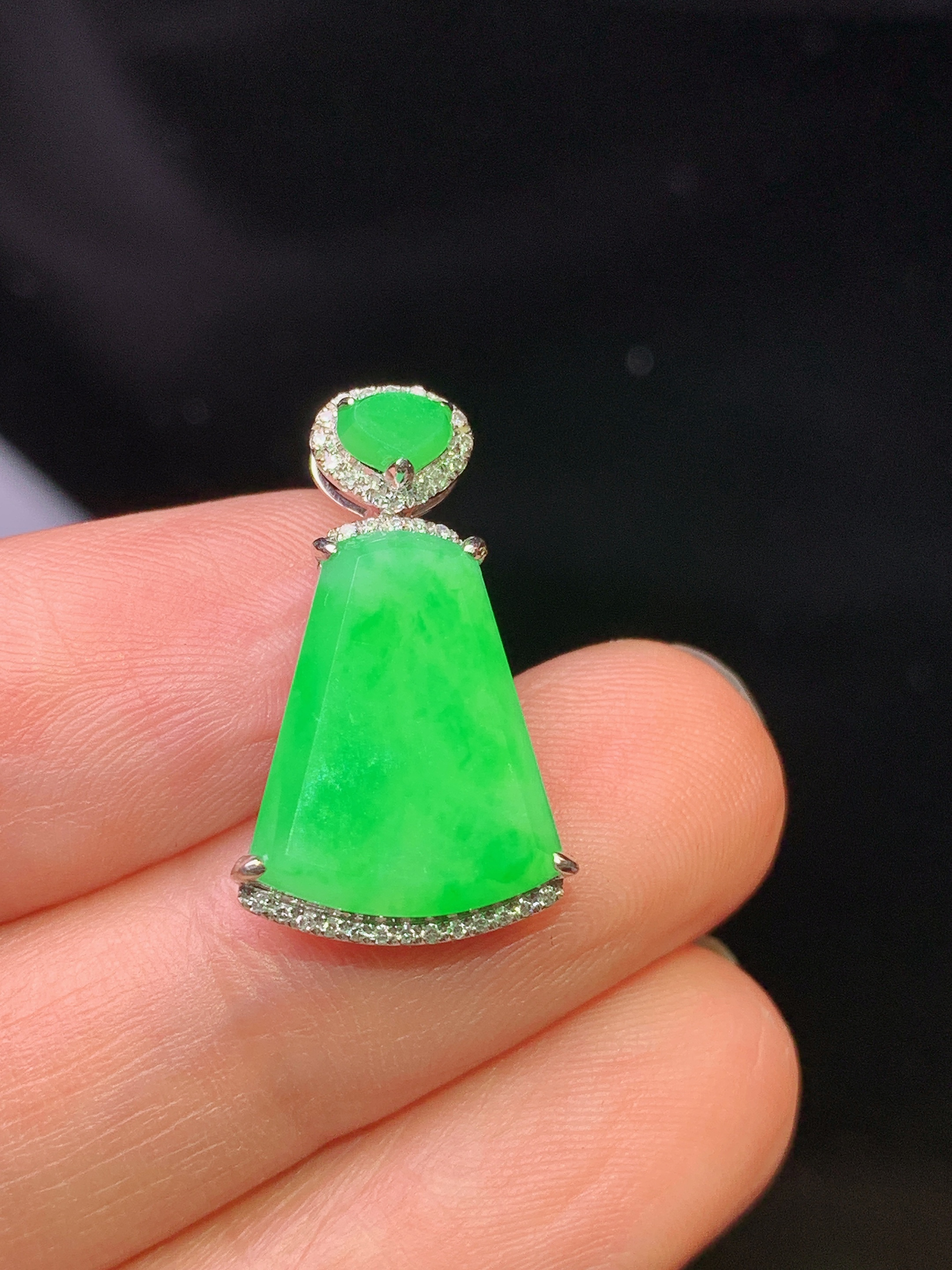 18k金钻镶嵌翠绿无事牌吊坠 玉质细腻 色泽艳丽清新 水润亮眼 整体尺寸21.8*12.8*5.2b1